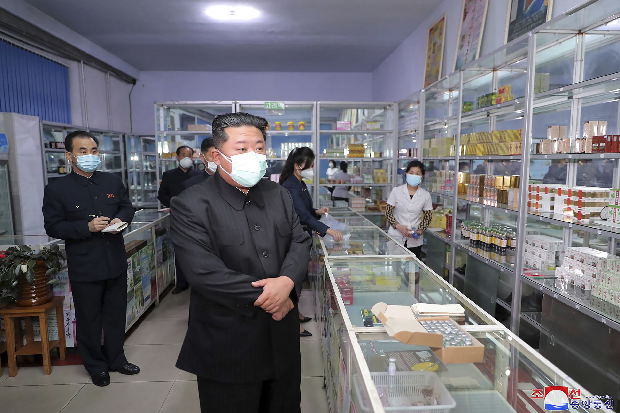 De Noord-Koreaanse leider Kim Jong-un bezoekt een apotheek in Pyongyang.