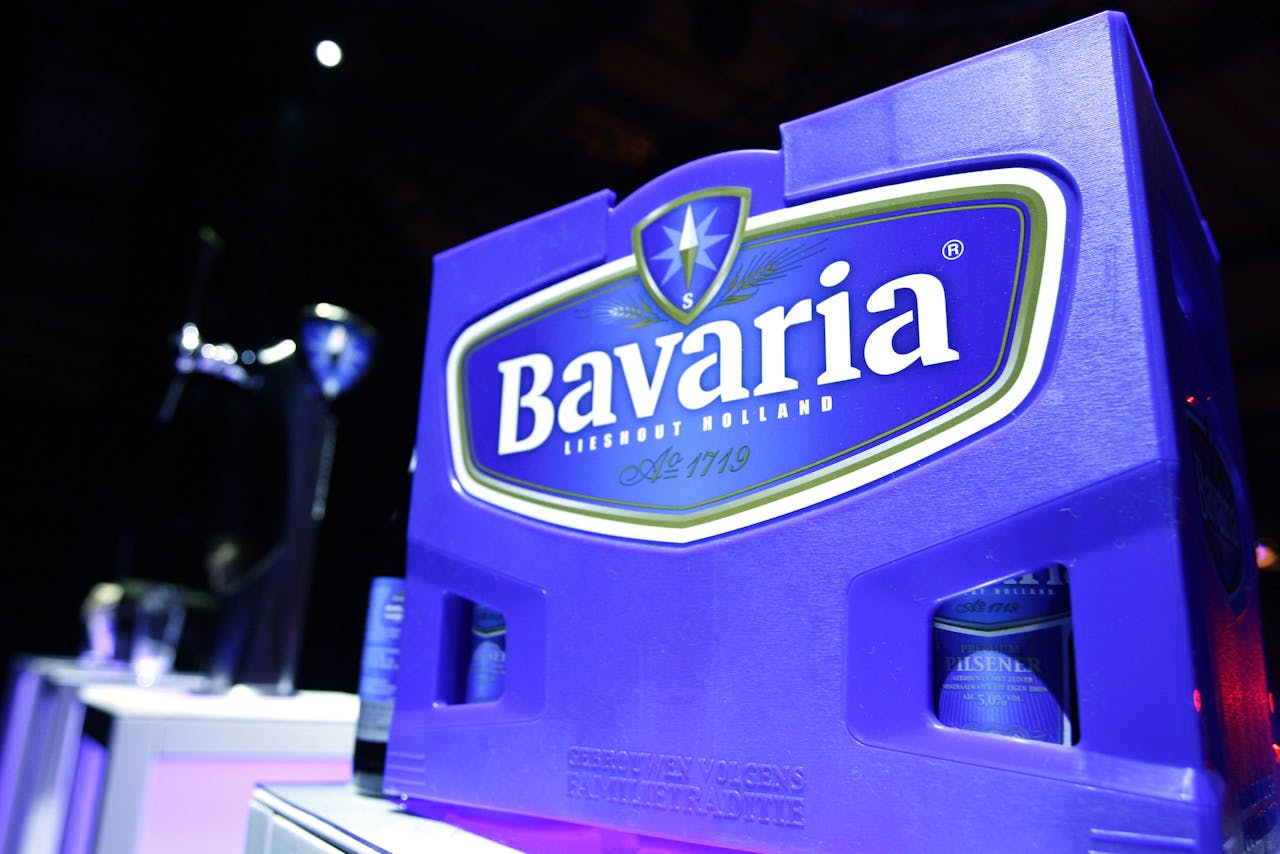 Een bierkratje met daarop het nieuwe logo van het biermerk Bavaria.