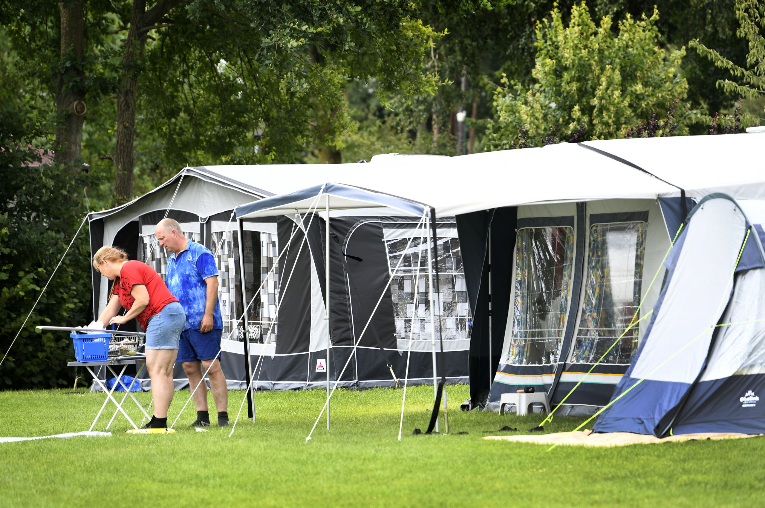 Vakantiegangers op het vijfsterren vakantiepark Ackersate. Veel Nederlandse kiezen dit jaar voor een vakantie in eigen land nu de coronacrisis nog niet voorbij is.