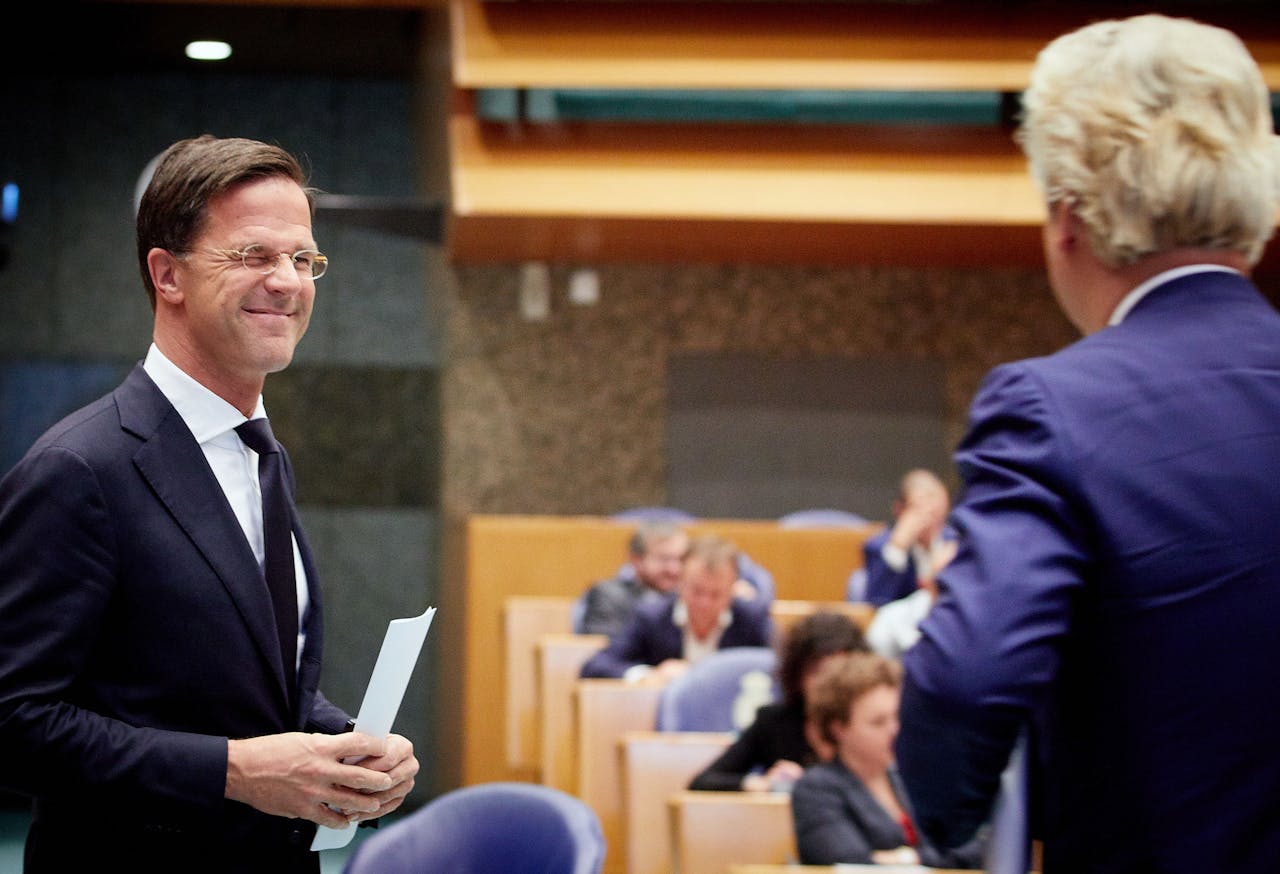 Mark Rutte (VVD) knipoogt naar Geert Wilders (PVV) tijdens het Tweede Kamerdebat over het eindverslag van de informatie.