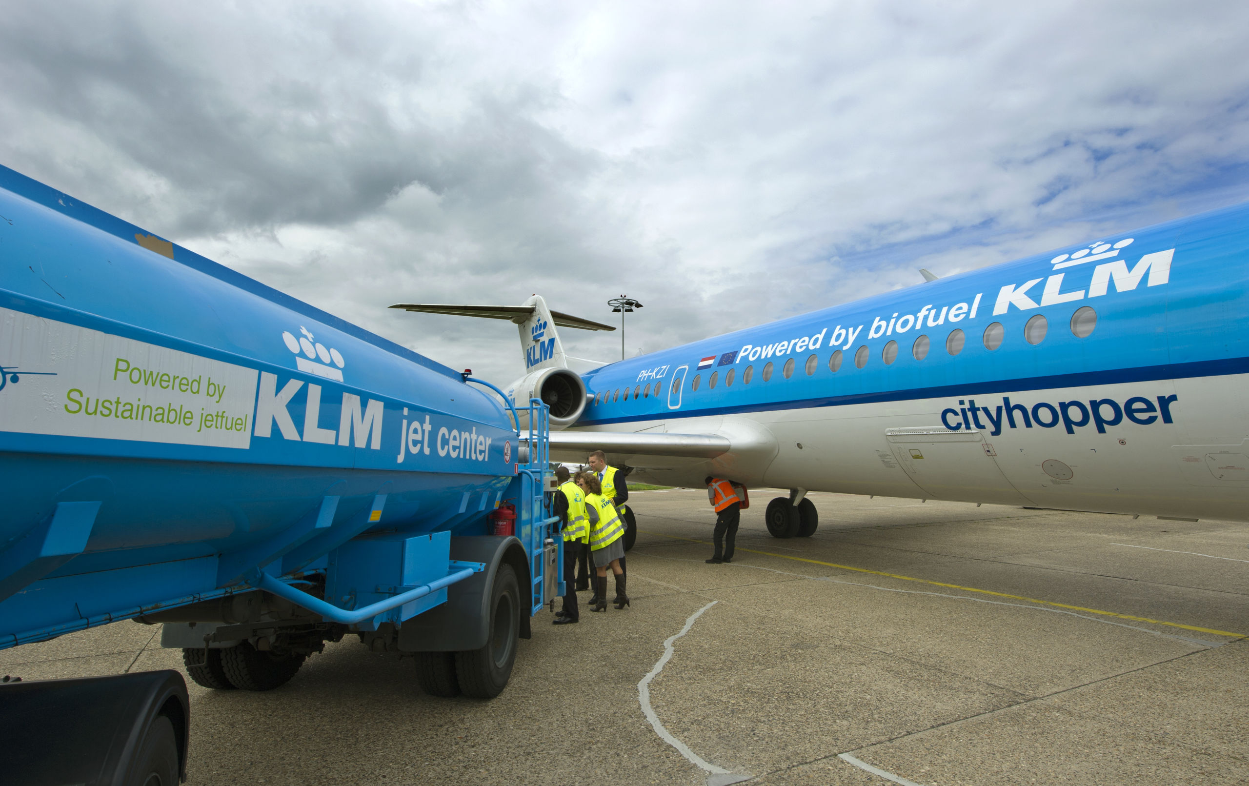 SCHIPHOL-KLM personeel volgt het aftanken van een Fokker 70 Cityhopper met biobrandstof.