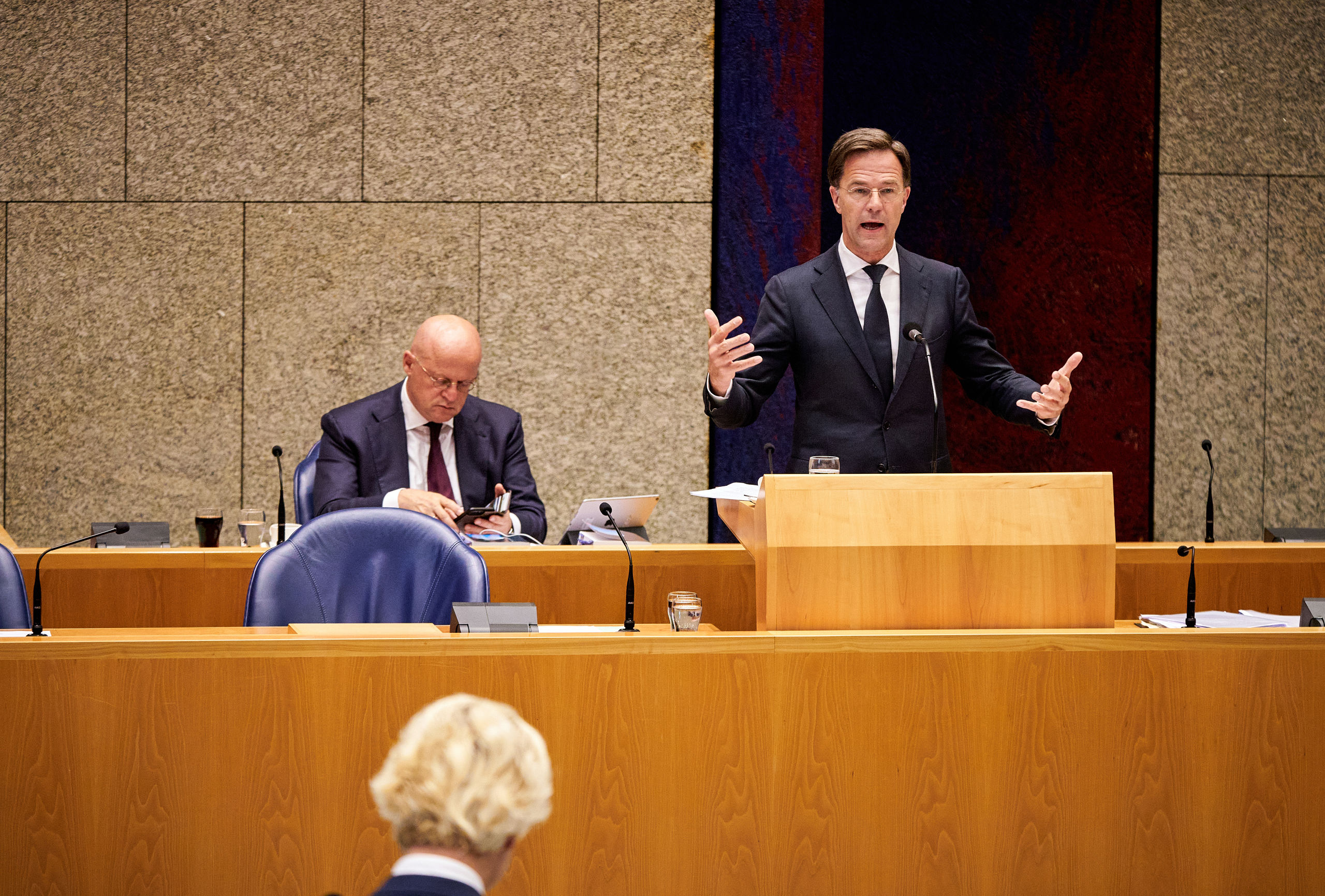 Minister Ferdinand Grapperhaus van Justitie en Veiligheid (CDA), premier Mark Rutte en Geert Wilders (PVV) in de Tweede Kamer tijdens een debat over institutioneel racisme in Nederland.