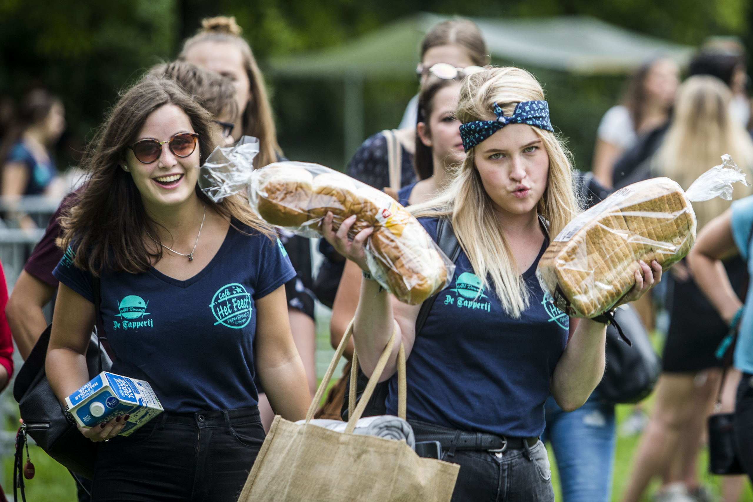 GRONINGEN - Studenten picknicken in het Stadspark. Onder de naam KEI-week verwelkomt Groningen ruim 5000 nieuwe studenten. De introductie is de grootste van het land. Er staan twintig evenementen op het programma, waaronder enkele grote feesten. ANP SIESE VEENSTRA