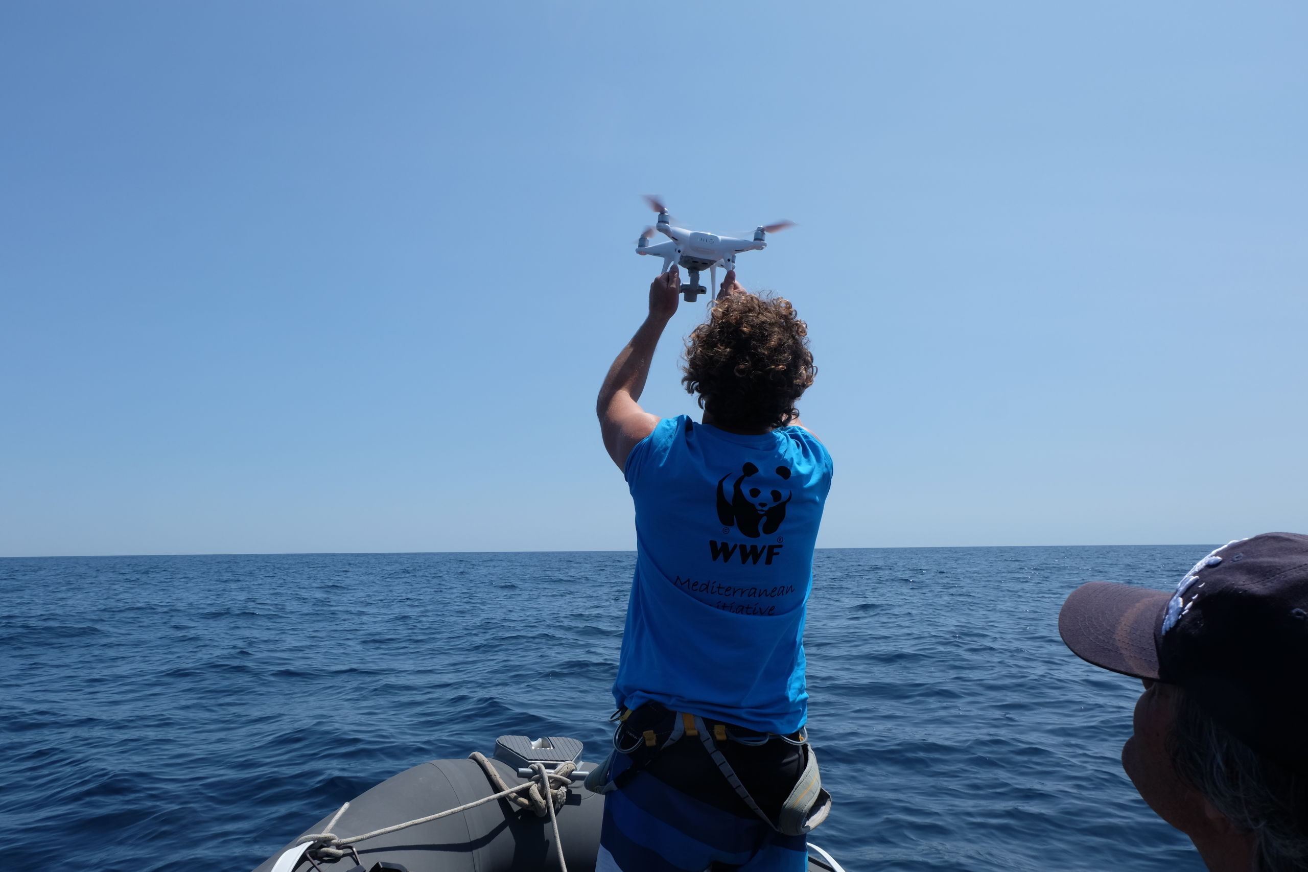 Een drone wordt opgelaten op zee.