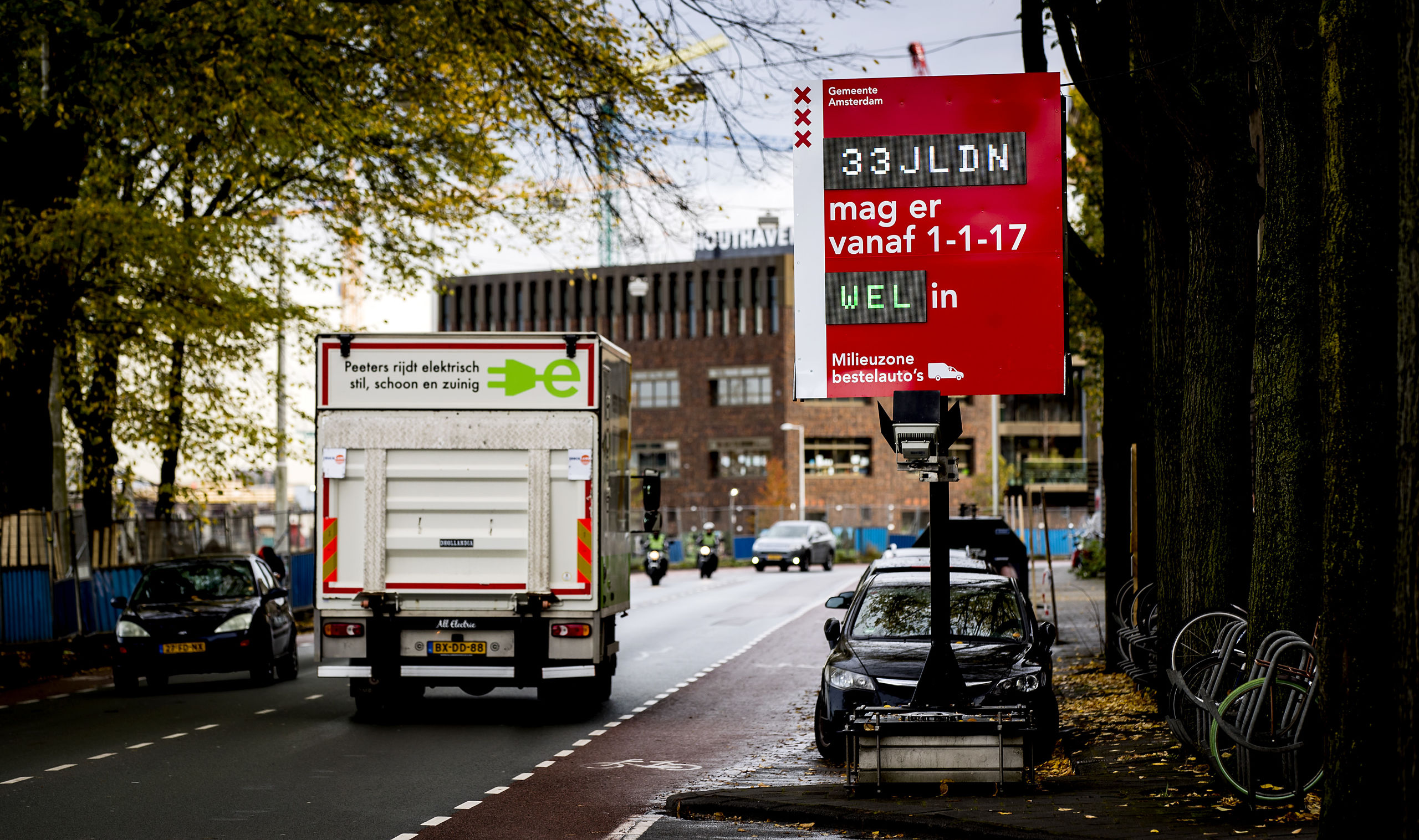 2016-11-03 13:51:43 AMSTERDAM - De gemeente Amsterdam heeft kentekencheckers geplaatst. Eigenaren van bestelauto's kunnen zo controleren of hun voertuig vanaf 1 januari 2017 nog welkom is in de Amsterdamse milieuzone. ANP KOEN VAN WEEL