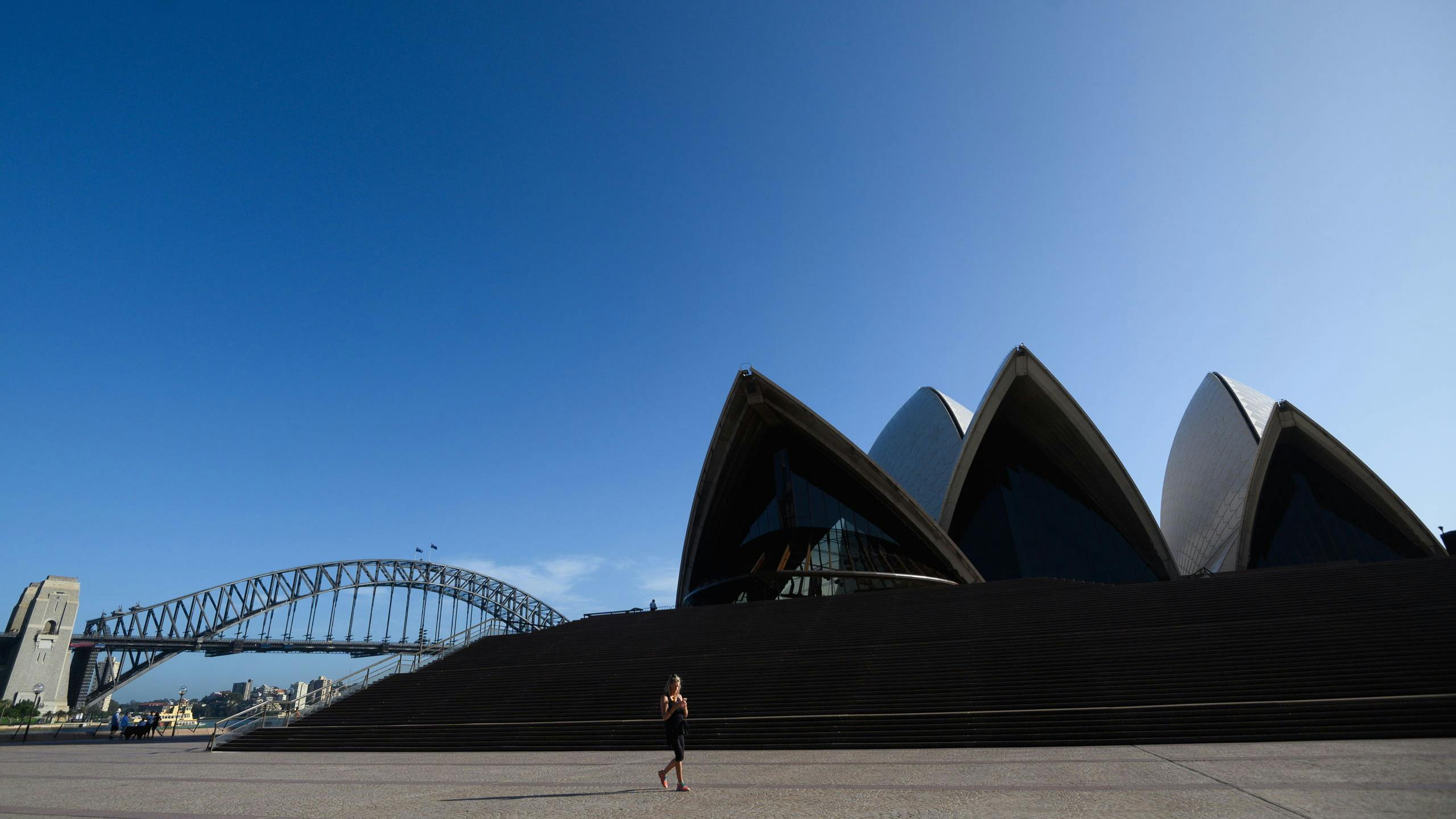 Een leeg plein voor het Operahuis in Sydney