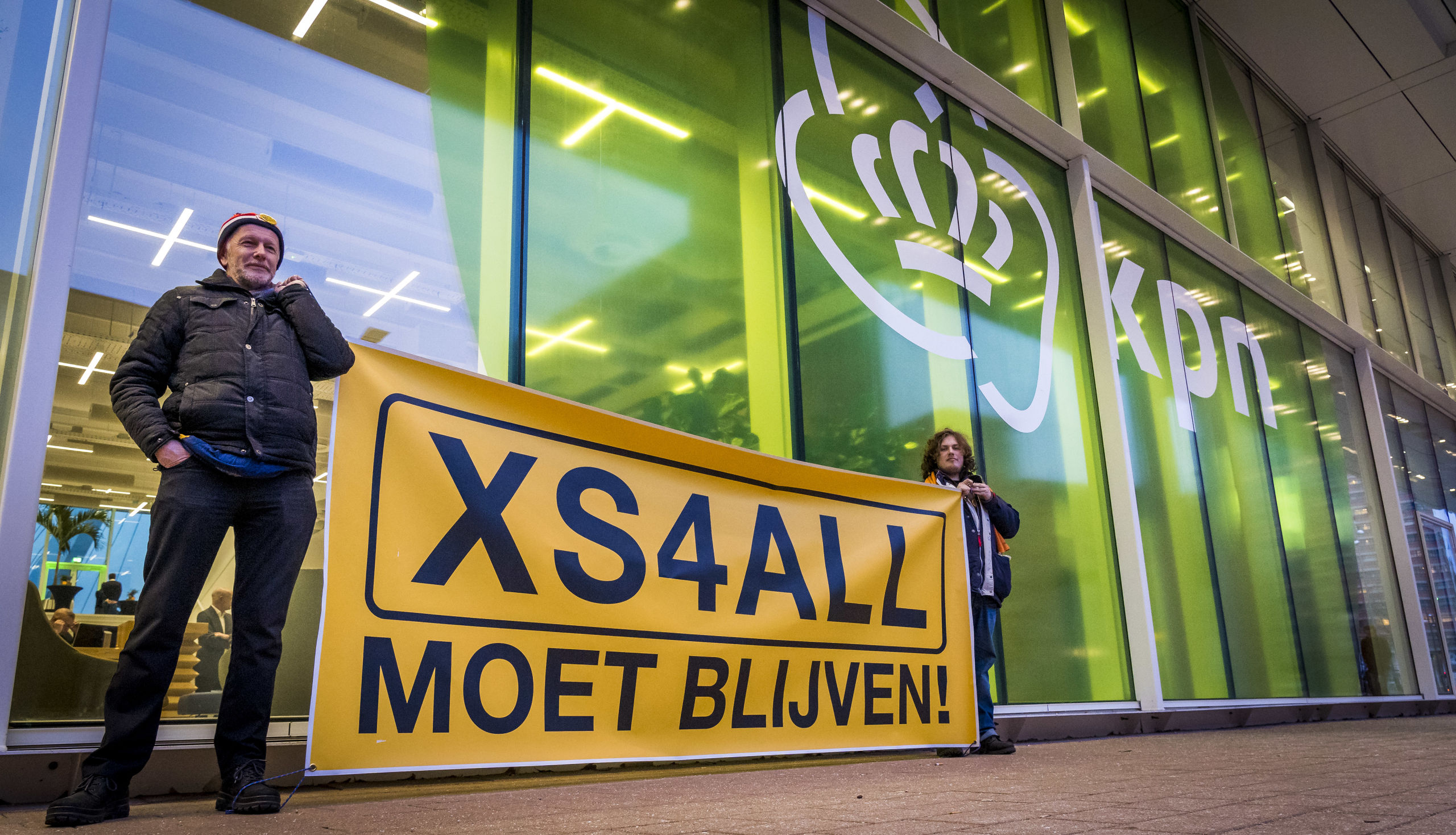 Voor de ingang van het hoofdkantoor van KPN wordt gedemonstreerd door actievoerders van XS4ALL moet blijven. 