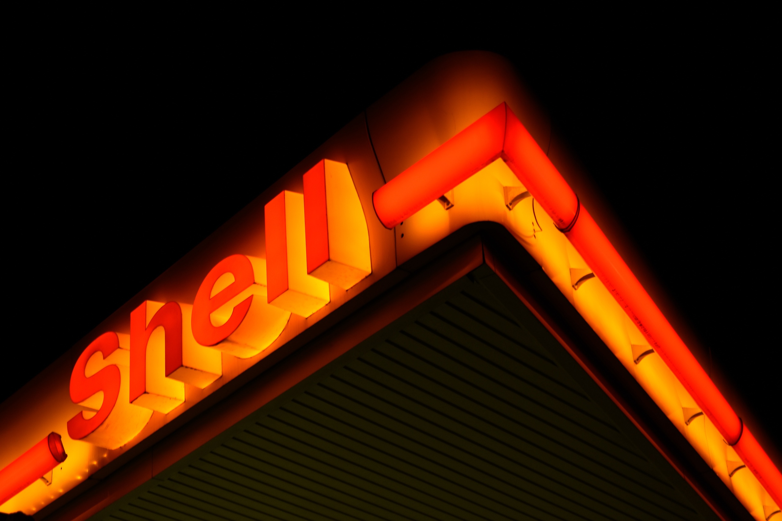 Shell gaat ongeveer 15 procent van de werknemers op een duurzaamheidsafdeling ontslaan. Het gaat in totaal om tweehonderd banen die worden geschrapt op de zogende afdeling 'Low Carbon Solutions'. De divisie richt zich op het koolstofarm maken van de transport- en industriesector. 