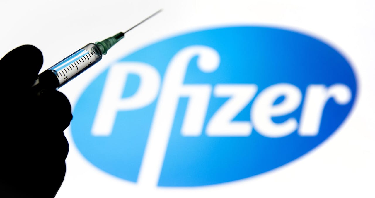 ILLUSTRATIE - Een illustratieve foto van het coronavaccin van Pfizer/BioNTech met injectienaalden.