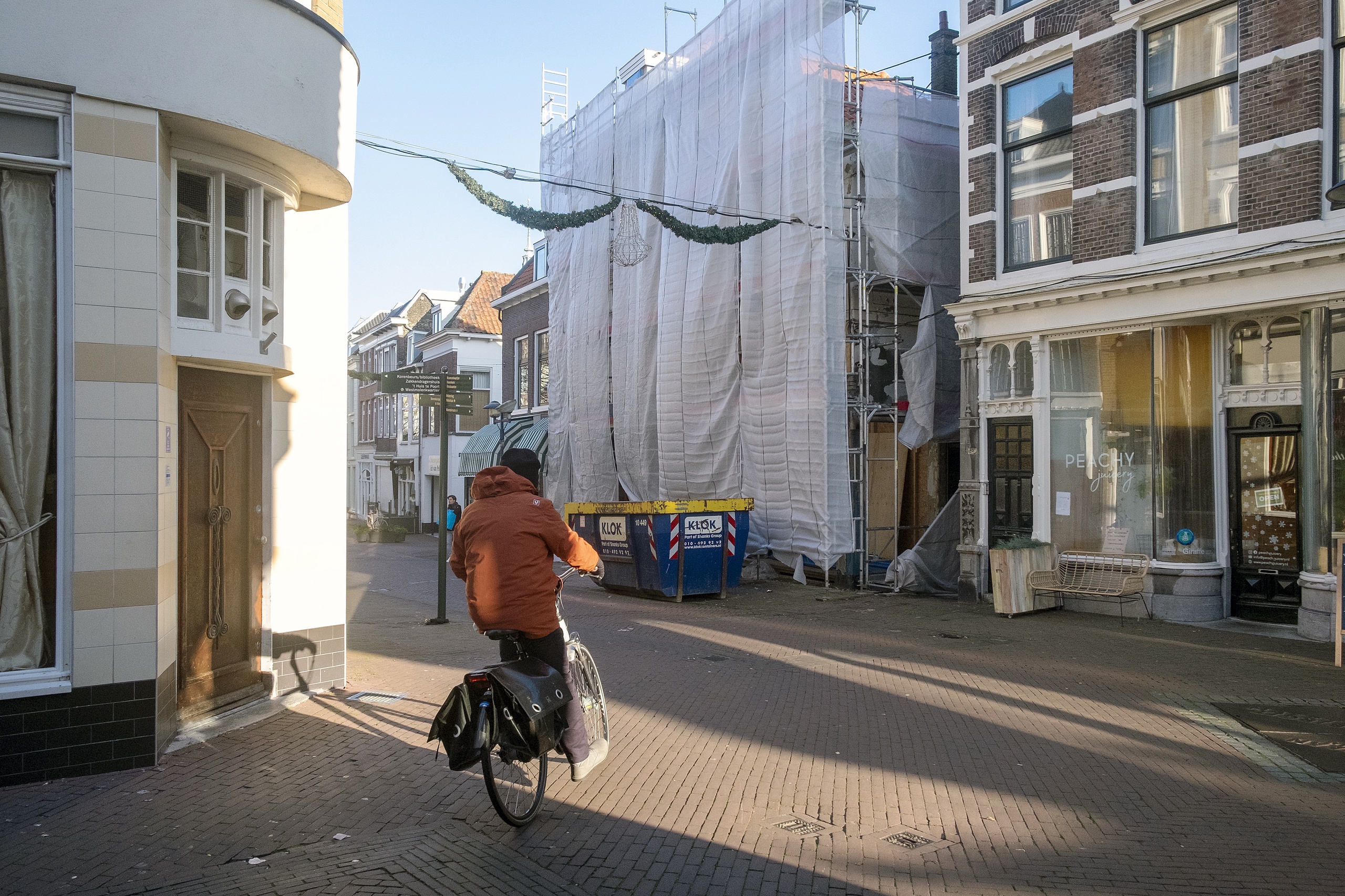 Veel winkelpanden in de winkelstraat Hoogstraat in Schiedam zijn gesloten en staan leeg. Inmiddels worden deze winkels verbouwd tot appartementen.