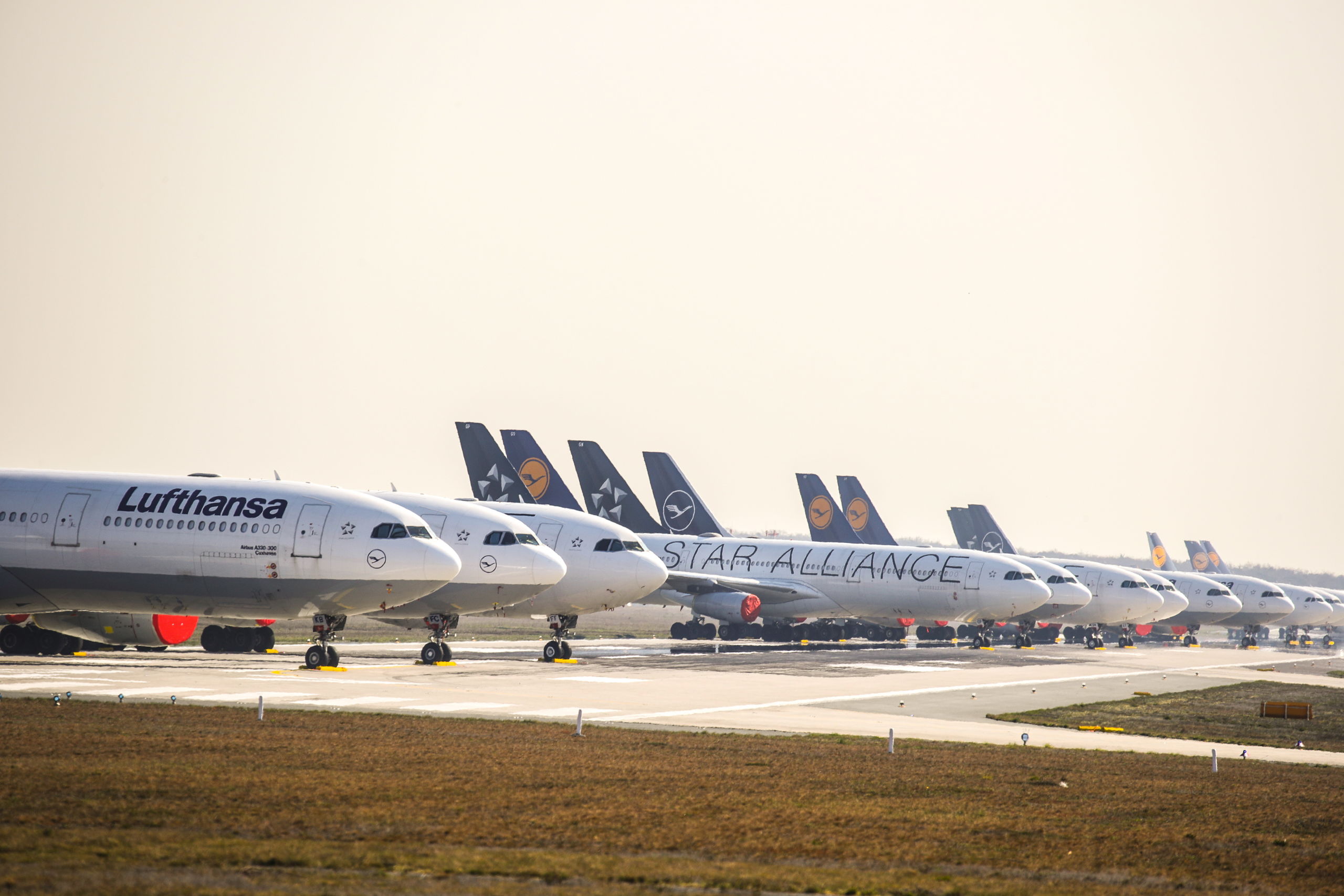 Vliegtuigen gepakeerd bij vliegveld Frankfurt