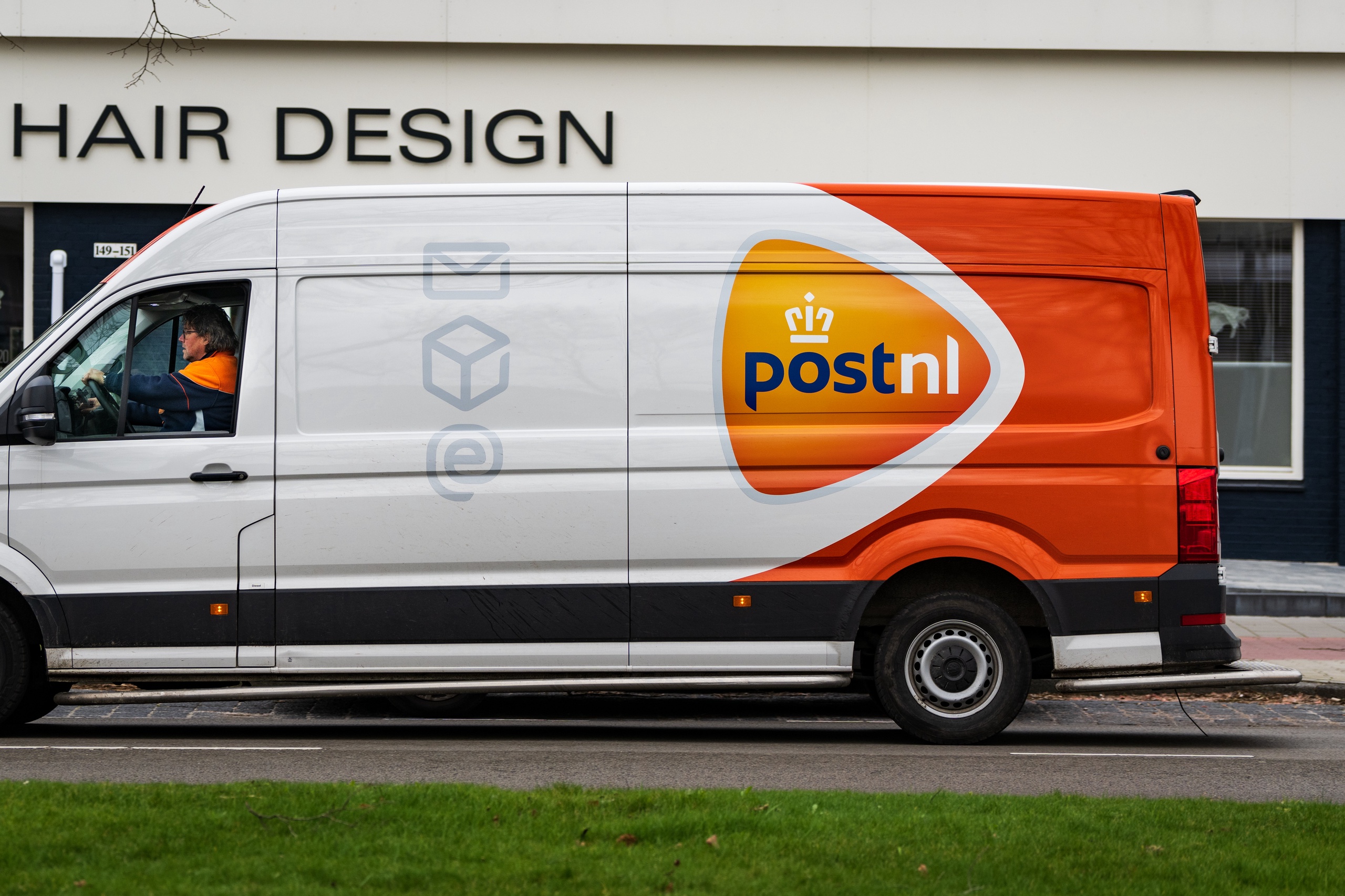 Although PostNL plans to cut more than two to three hundred jobs in 2023, according to Professor Arnoud Boot, this should be seen as an opportunity for the rest of the economy.  'The Dutch economy has essentially been short of people for 25 years, so we need to start thinking about how we use people's supply.'