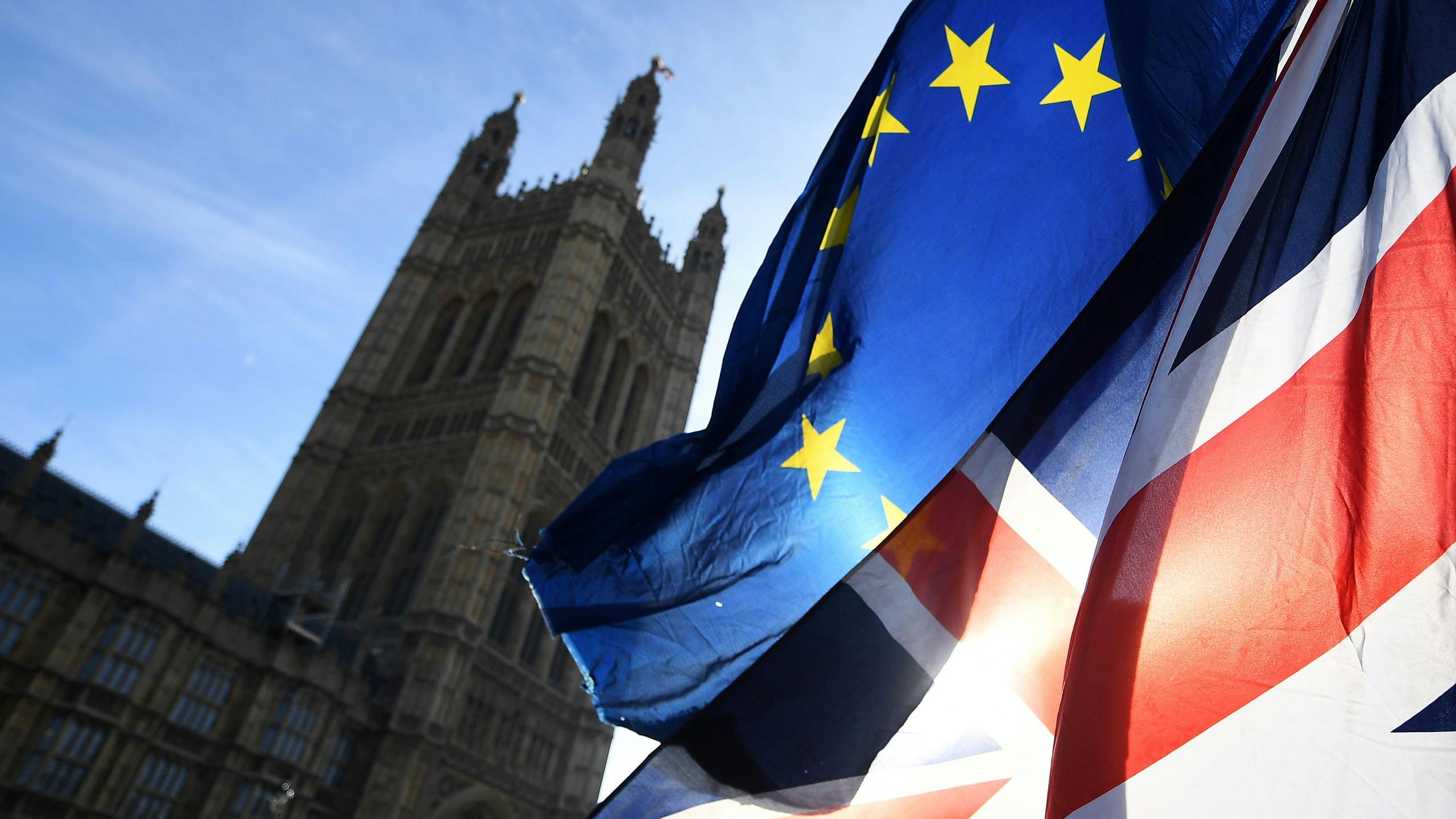 2019-01-31 12:18:43 epa07333423 EU campaigners wave the EU and UK flags outside parliament in London, Britain, 31 January 2019. The House of Commons is set to vote on British Prime Minister Theresa May's Plan B for Brexit on 13 February. EPA/ANDY RAIN