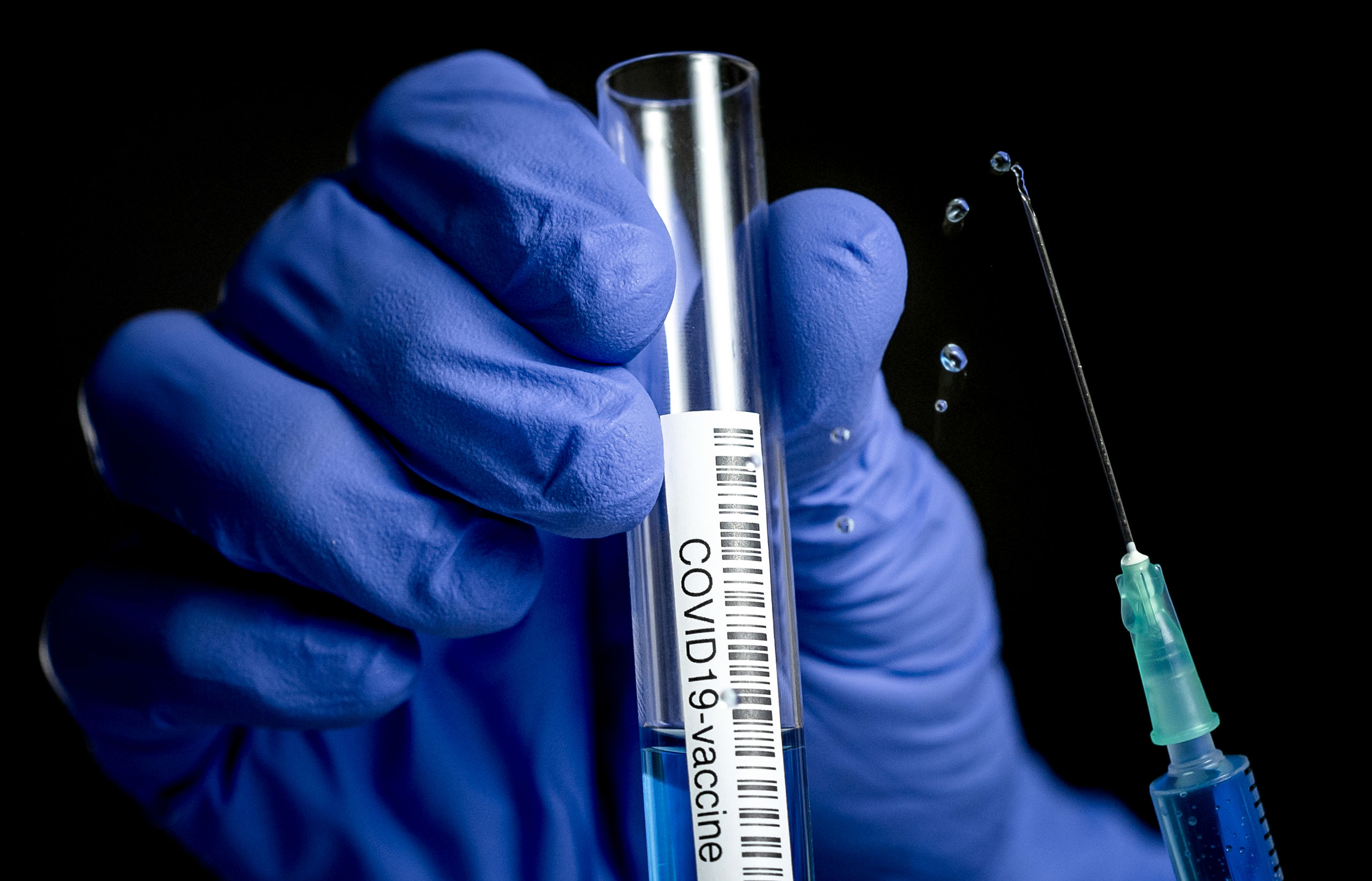 Reageerbuisjes met een medicijn of vaccin tegen het COVID-19