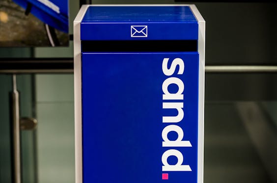 Een brievenbus van postbedrijf Sandd.