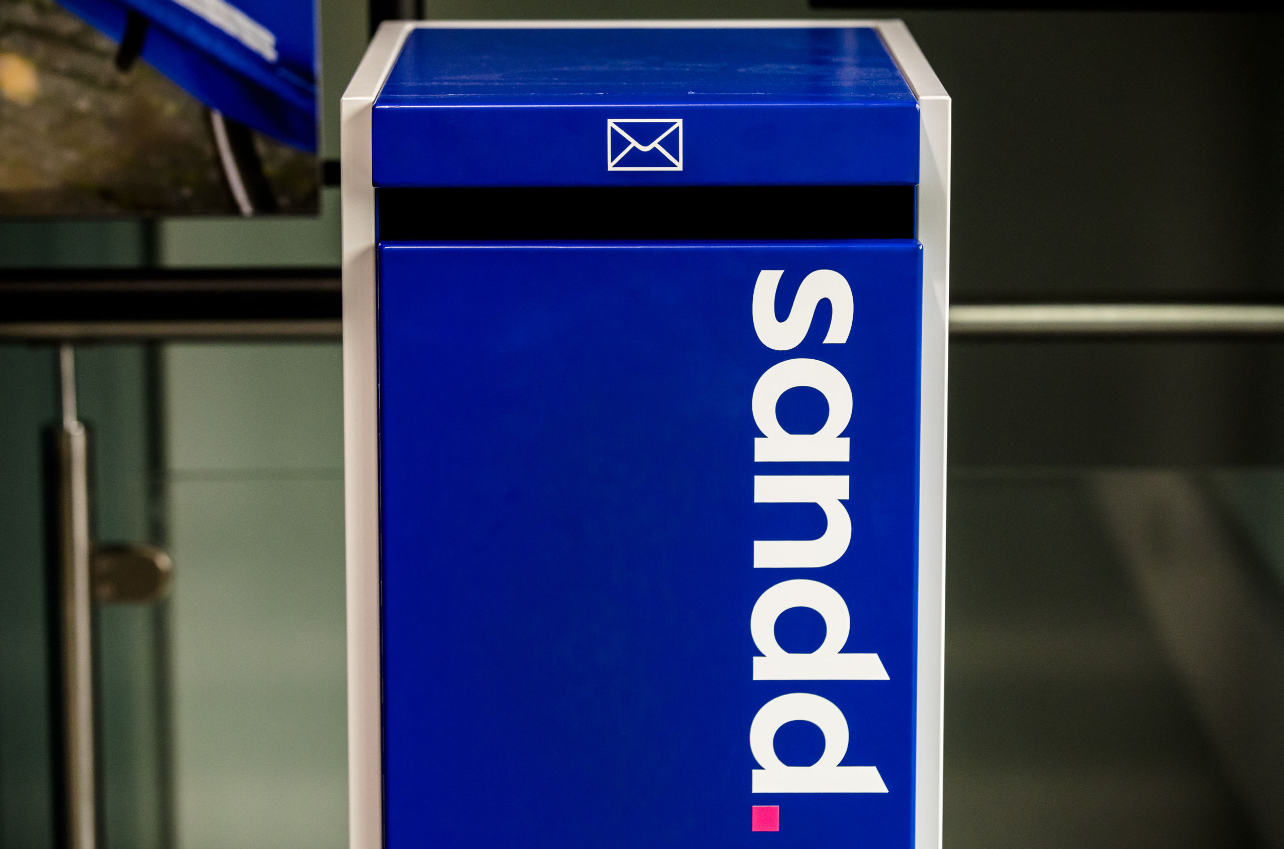 Een brievenbus van postbedrijf Sandd.
