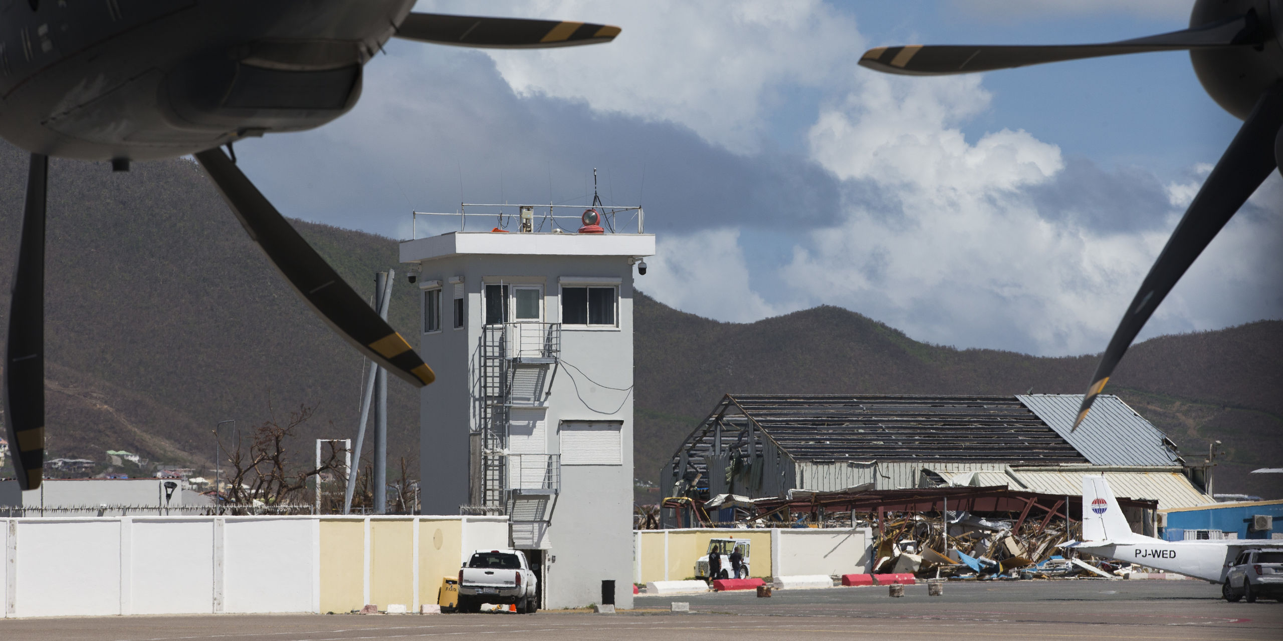 De gehavende verkeerstoren van Juliana Airport na het passeren van de orkanen Irma en Maria.