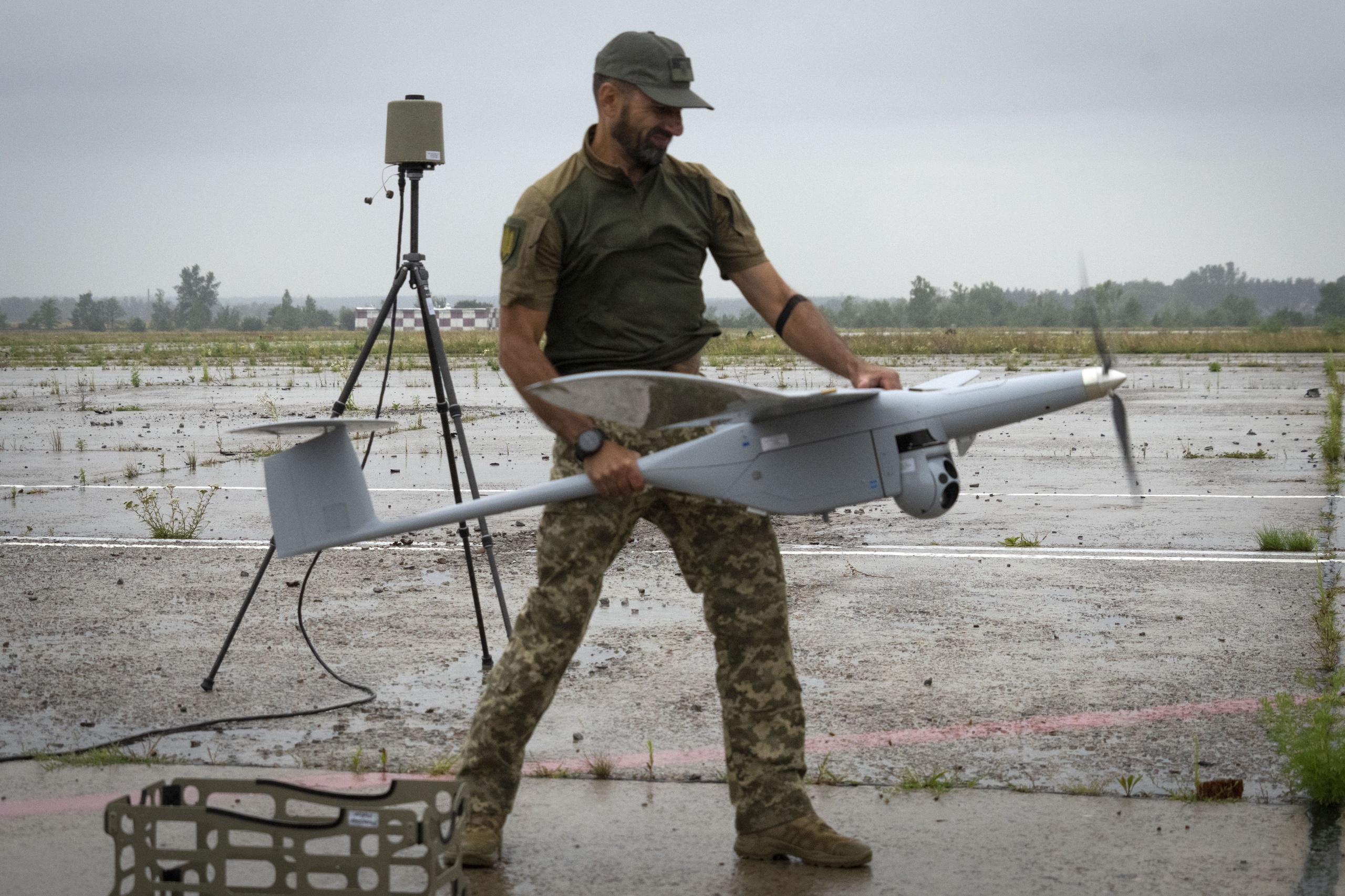 Een Oekraïense soldaat lanceert FlyEye WB Electronics SA, een Poolse verkenningsdrone, die in dienst is bij het Oekraïense leger, in de regio Kiev, Oekraïne, dinsdag 2 augustus 2022. (AP Photo/Efrem