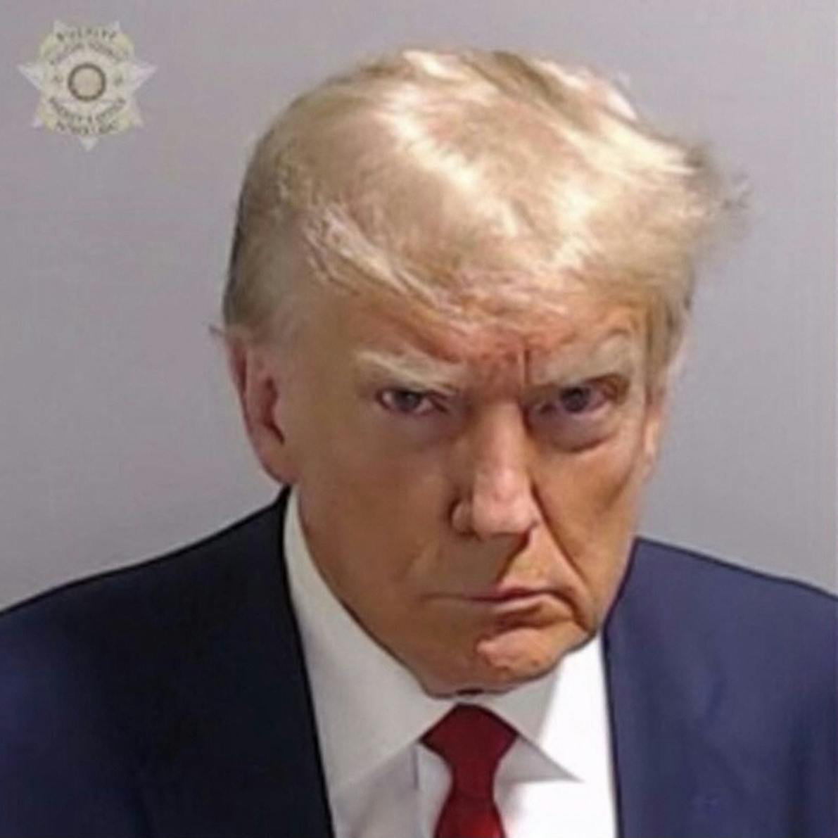 'Trumps politiefoto als het symbool van zijn verkiezingscampagne'