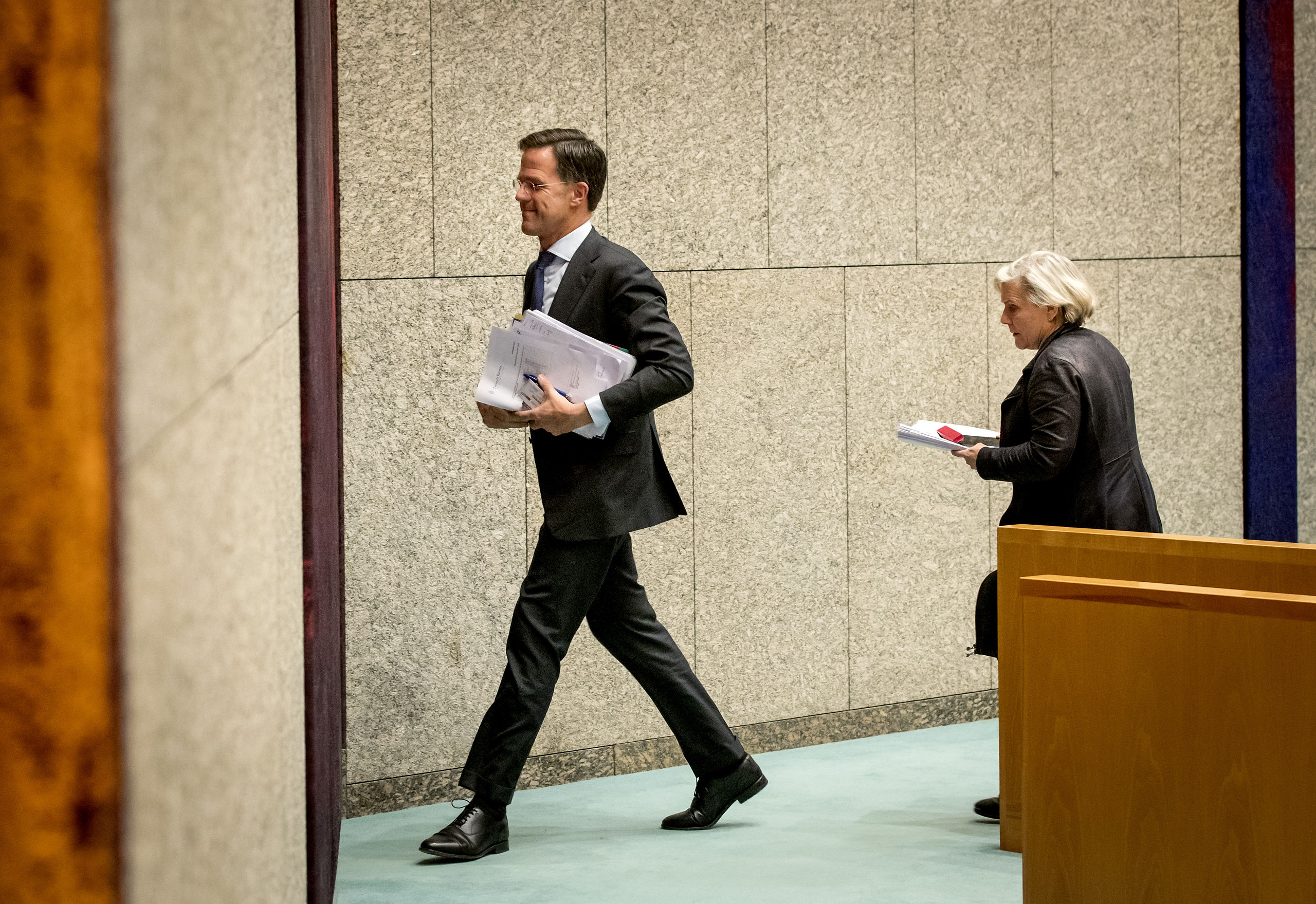 Ank Bijleveld, minister van Defensie en premier Mark Rutte tijdens het debat in de Tweede Kamer 