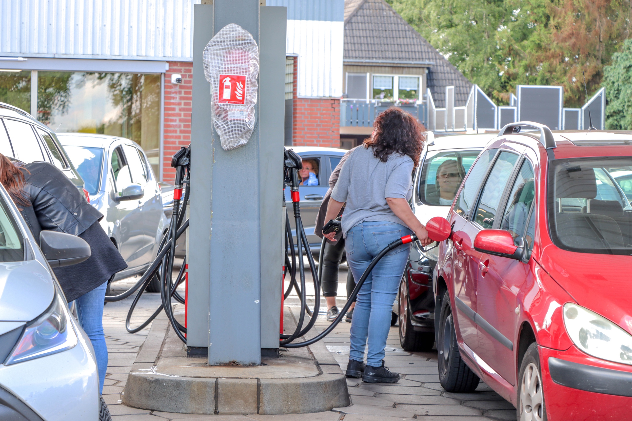 Waar je in Nederland al gauw 2,40 euro betaalt voor een liter benzine of 2,24 euro voor een litertje diesel, kan je in andere Europese landen tientallen centen goedkoper uit zijn.