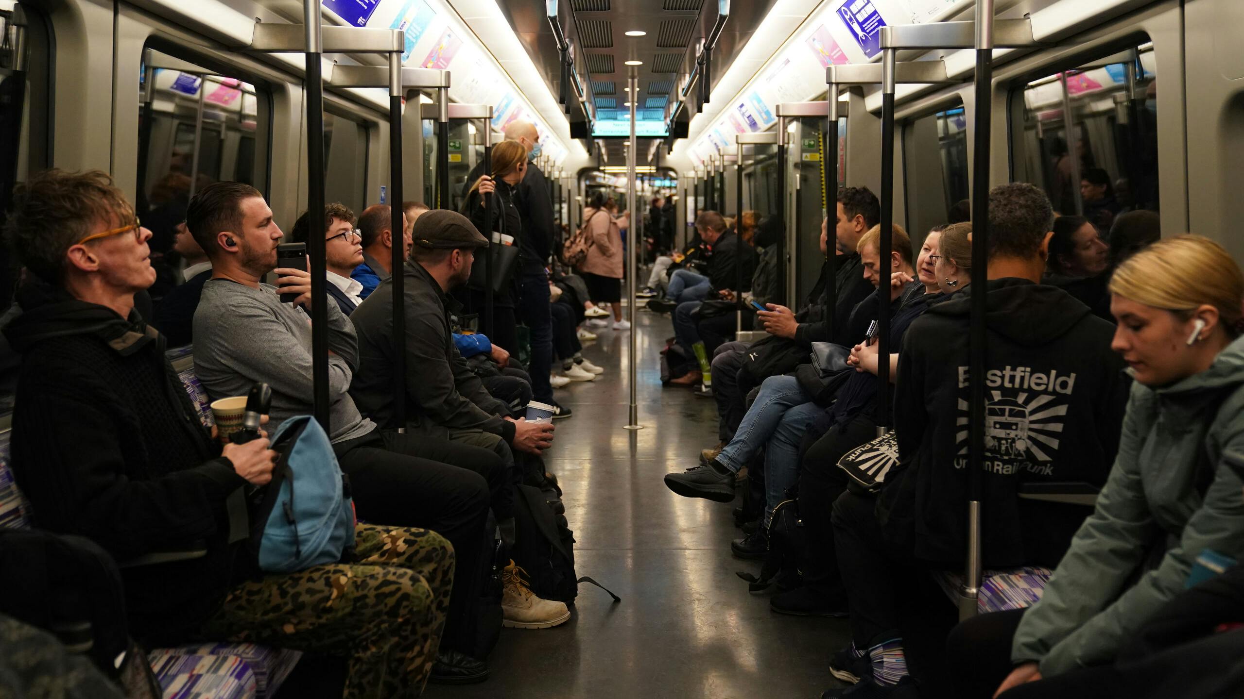 Nieuwe Londense spoorlijn rijdt voor het eerst: 'Elizabeth Line is nieuwe parel van de stad'