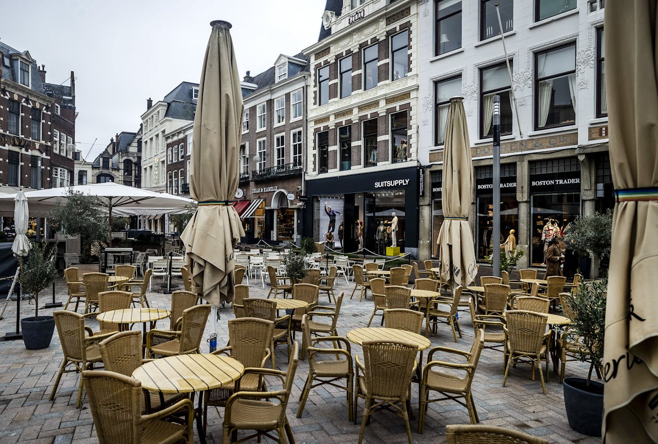 Een gesloten terras in het centrum van Den Haag.