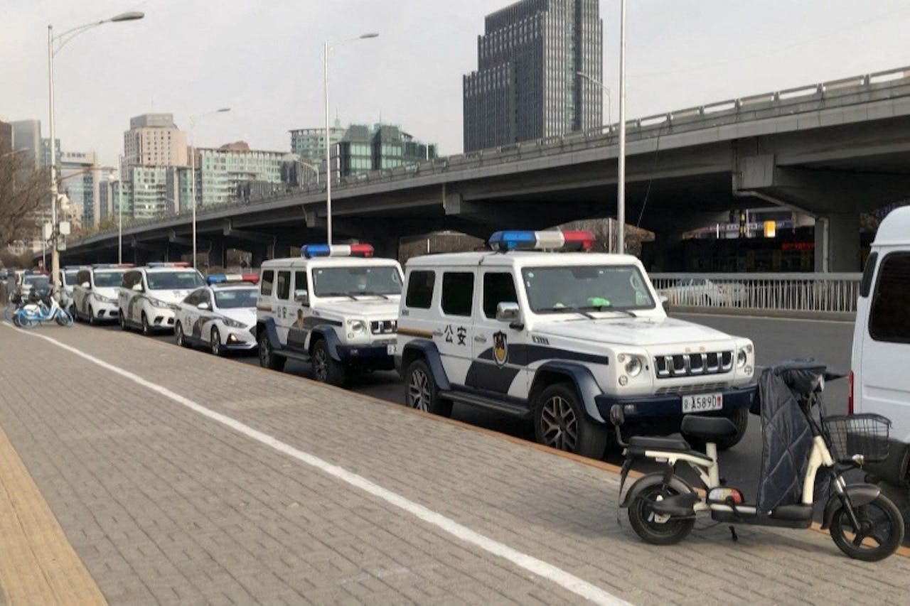 De Chinese politie is vandaag weer volop aanwezig op de straten in onder andere Beijing en Shanghai om te voorkomen dat daar nieuwe corona-protesten ontstaan. De politie patrouilleert volgens Reuters in gebieden die op social-media-app Telegram worden gesuggereerd om opnieuw te protesteren.