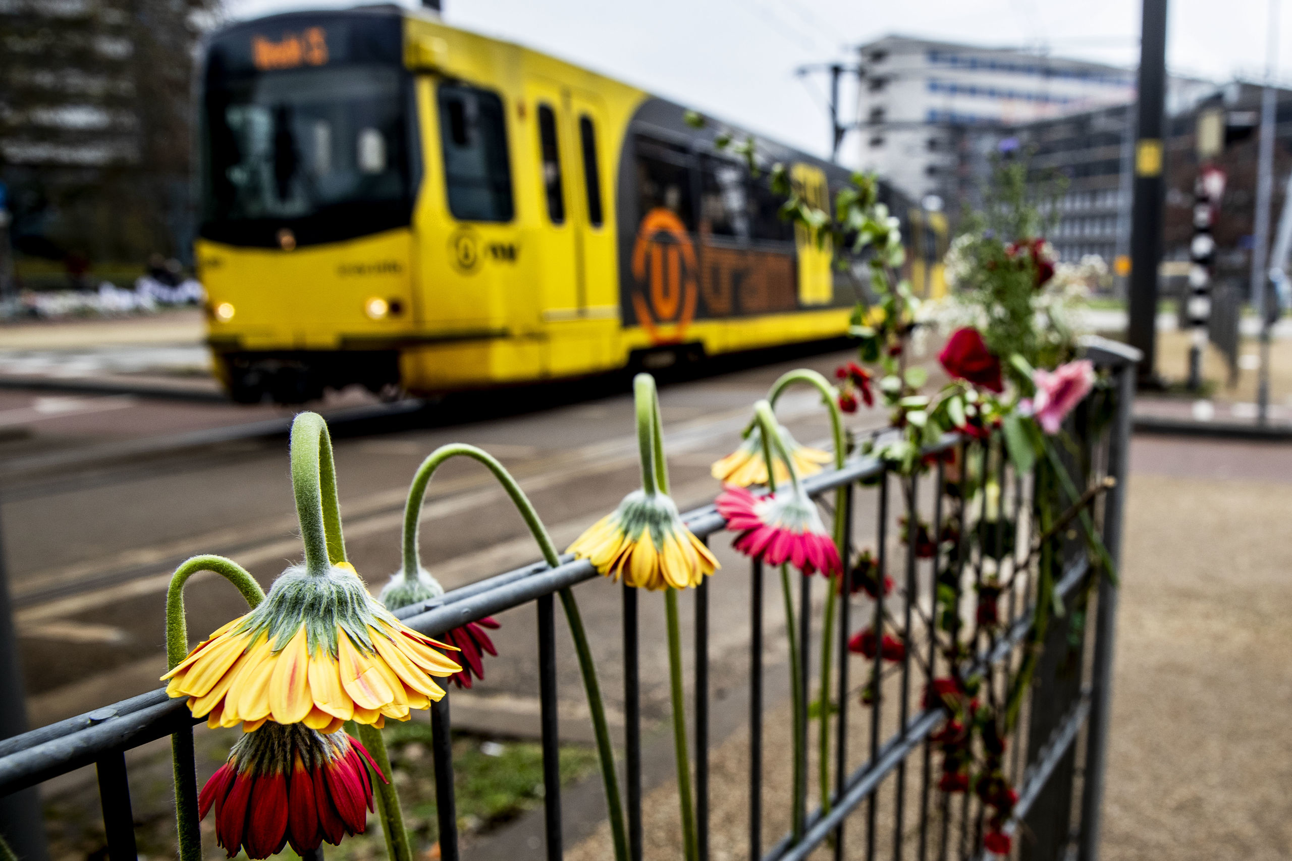 Bloemen op de plek waar drie mensen om het leven kwamen door een aanslag in een tram.