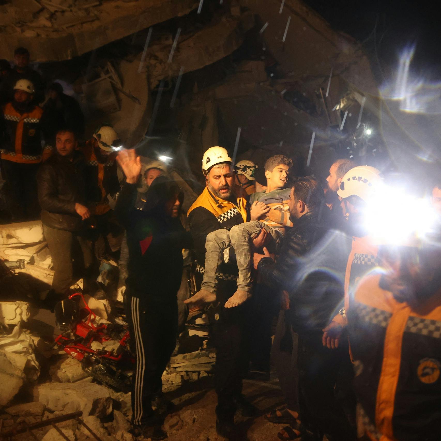 Liveblog | Ruim 4.300 doden na bevingen; Nederlands reddingsteam onderweg