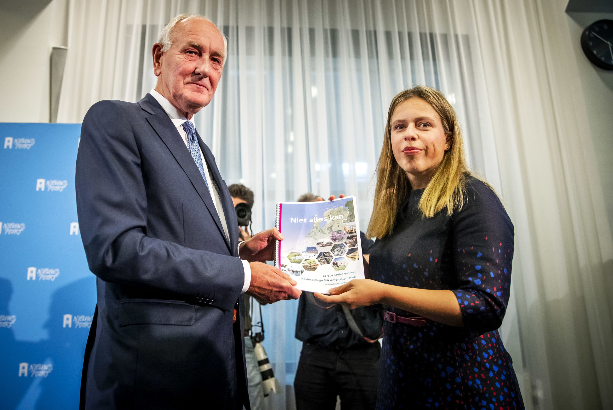 Minister Carola Schouten (LNV) ontvangt het rapport van de Commssie-Remkes uit handen van commissievoorzitter Johan Remkes 