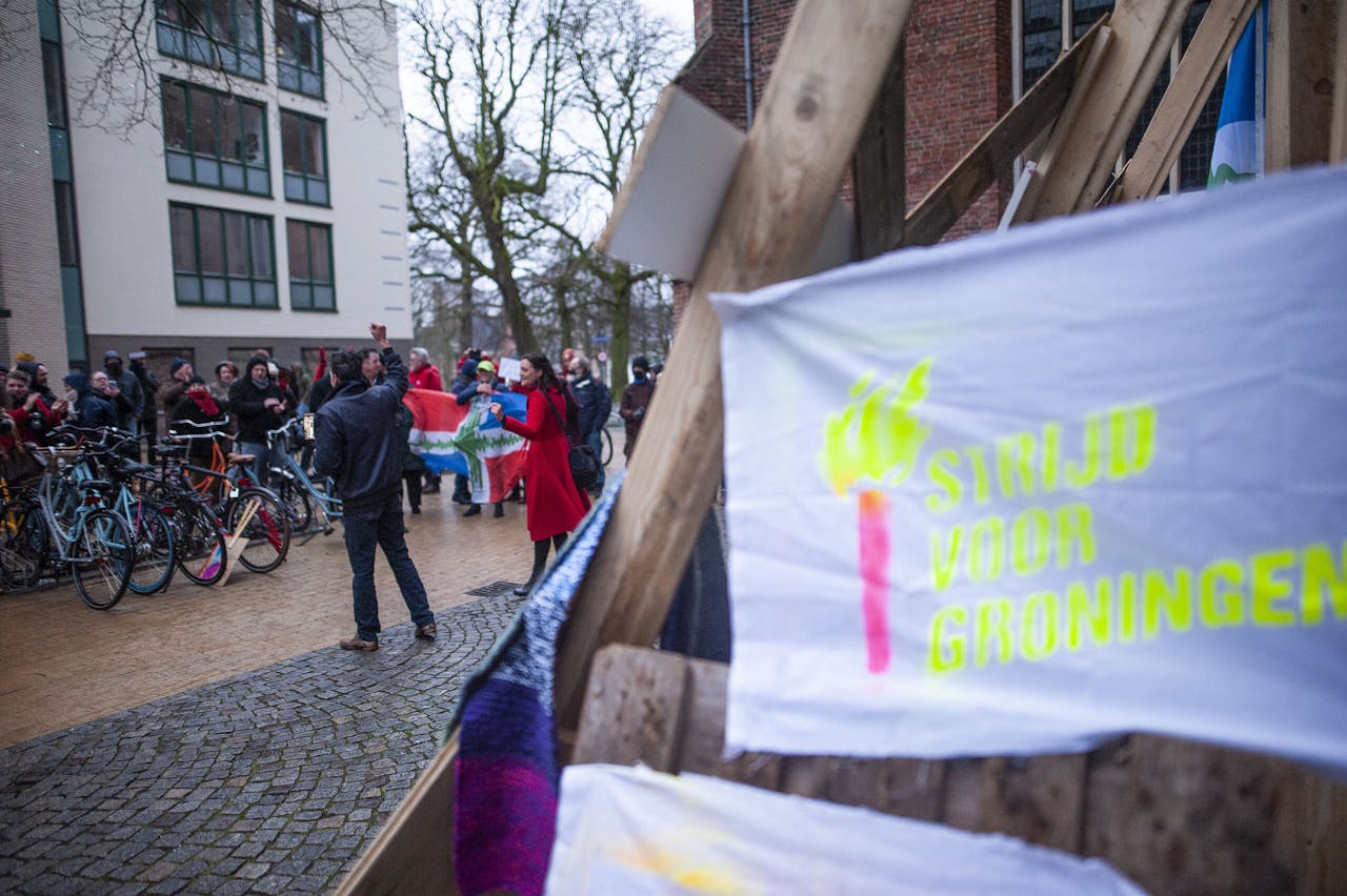 Zaterdagmiddag word de Groningse Martinitoren demonstratief in de 'stutten' gezet als protest tegen de aankondiging van missionair minister Stef Blok (VVD) de gaswinning dit jaar te verhogen, tegen de afspraken in.