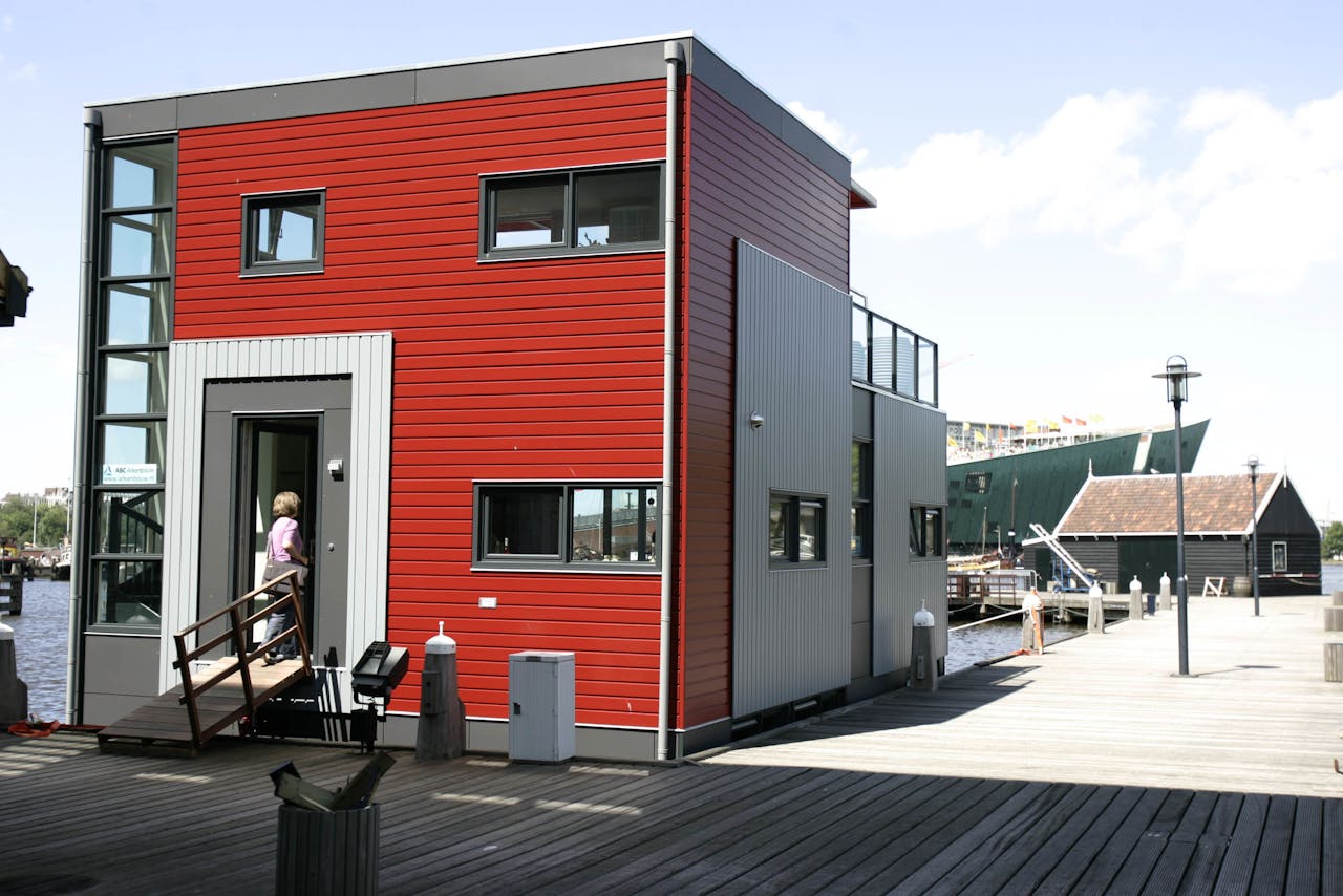 2007-07-18 12:36:48 AMSTERDAM - Bezichtiging eerste drijvende modelwaterwoning die volgens Bouwbesluit is gebouwd woensdag in IJburg, Amsterdam. De modelwoning ligt naast het Scheepvaartmuseum . De woning is naar eigen inzicht in te delen en te ontwerpen. In IJburg kan apart een waterkavel gekocht worden waar dan de waterwoning aangemeerd kan worden. ANP PHOTO OLAF KRAAK
