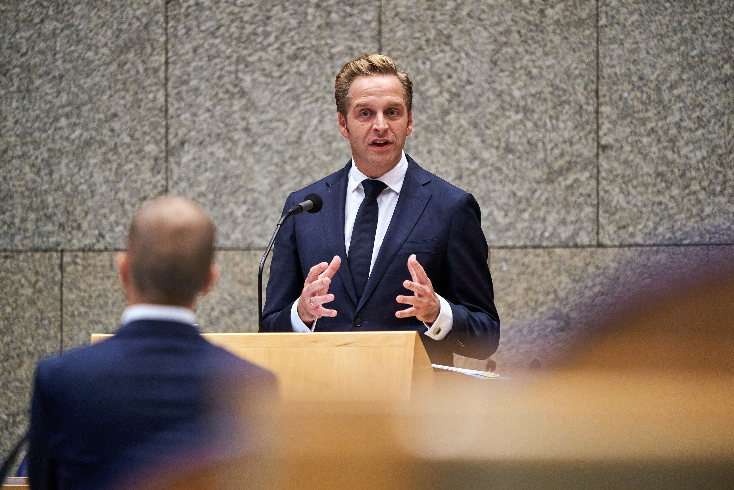 SP tweede kamerl;id Maarten Hijink in debat met Minister Hugo de Jonge van Volksgezondheid,