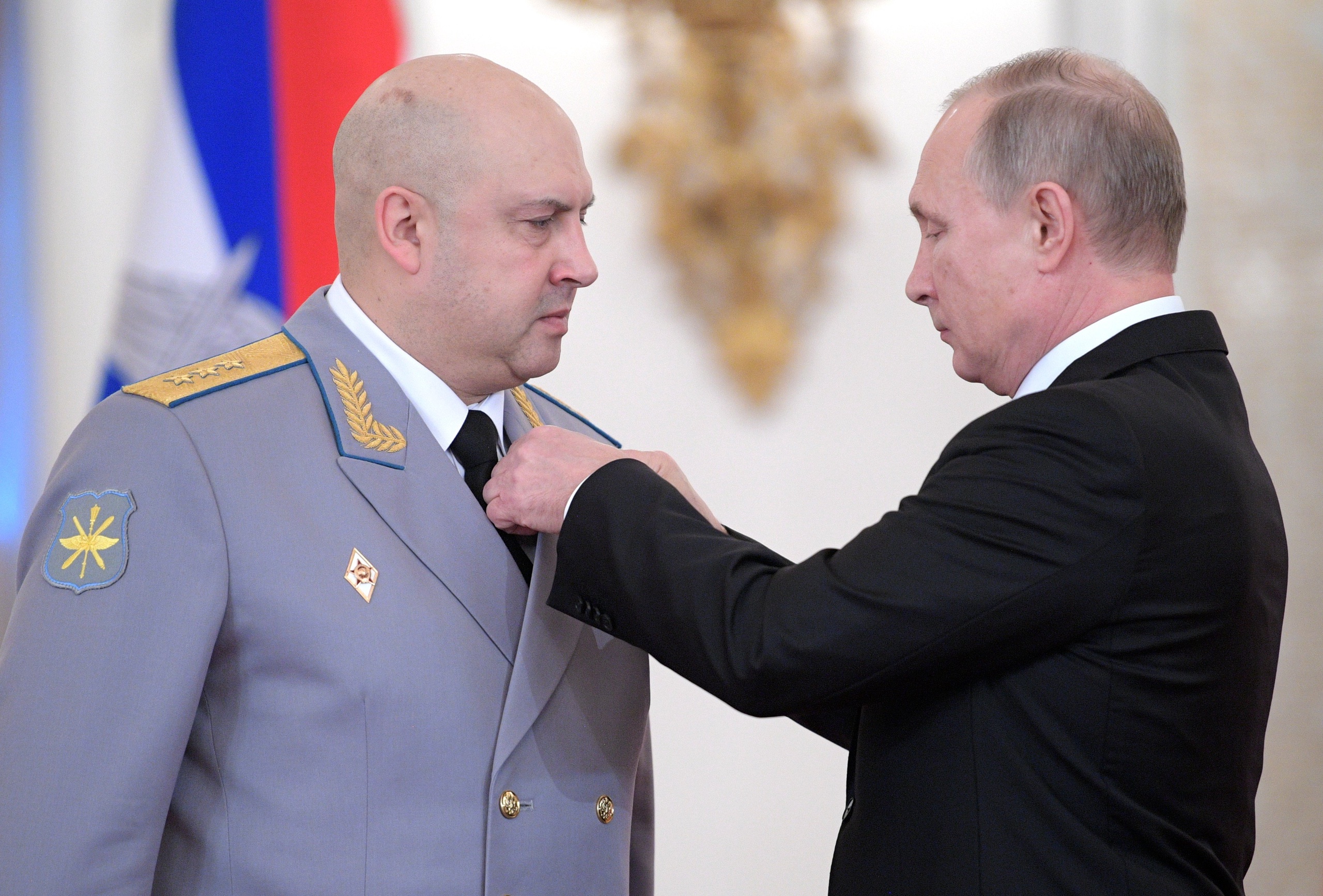 2017: Legercommandant Sergej Soerovikin krijgt een medaille van zijn baas voor zijn verdiensten in Syrië. 