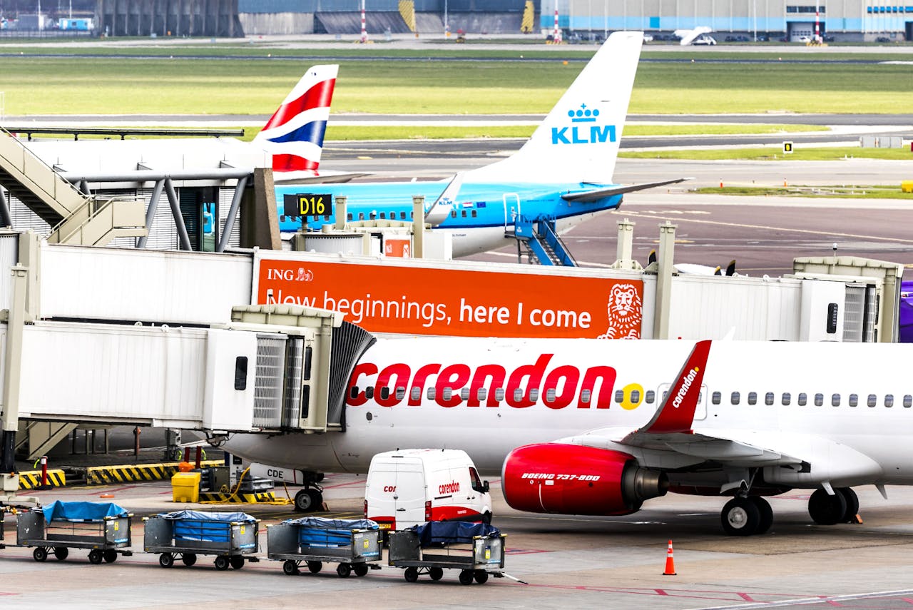 Een toestel van Corendon bij Schiphol. Vakantievliegers Corendon, TUI en easyJet hebben de luchthaven voor de rechter gesleept voor overheveling van 2700 onbenutte tijdslots voor vluchten naar het drukke zomerseizoen.