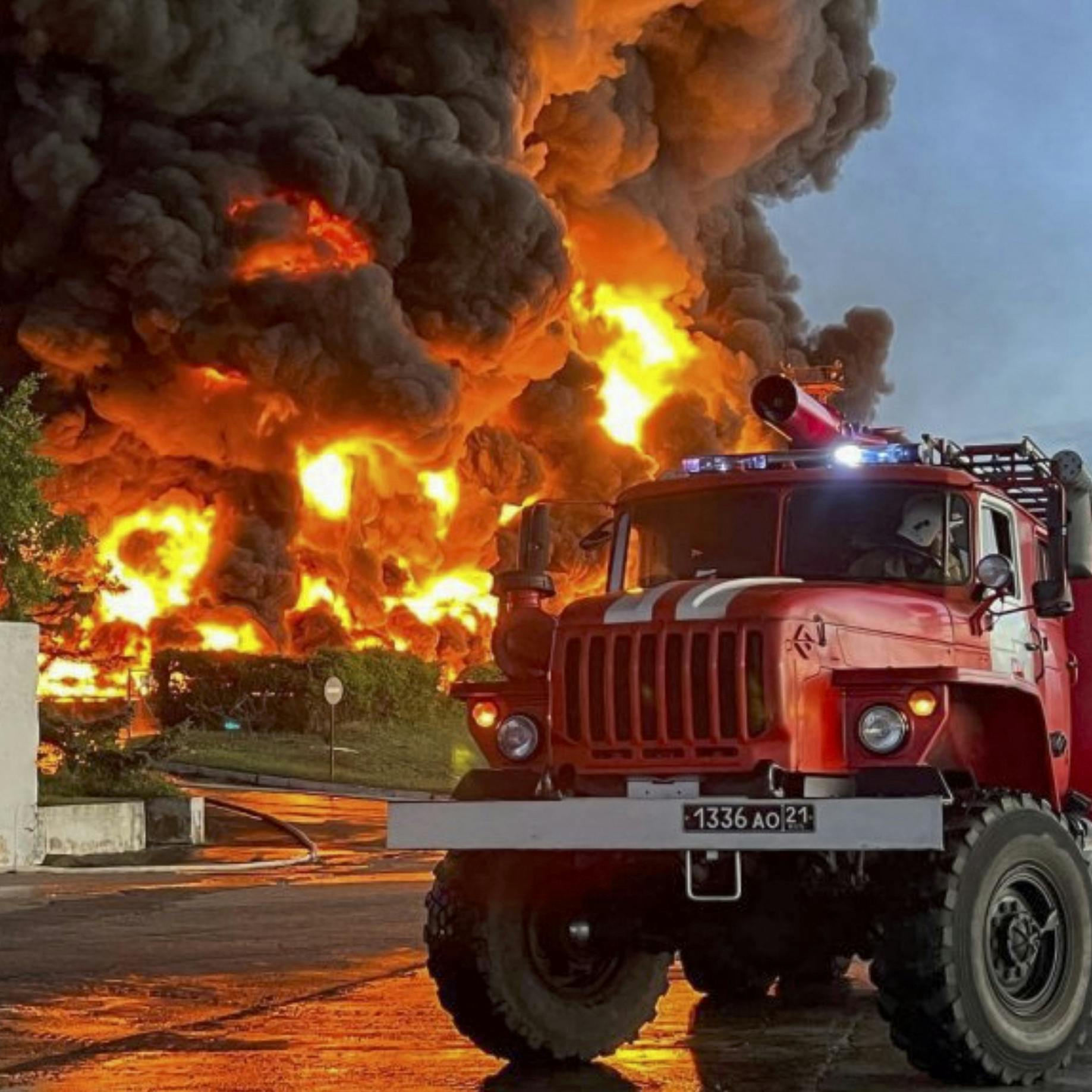 Liveblog | Brand in olieraffinaderij na mogelijke droneaanval