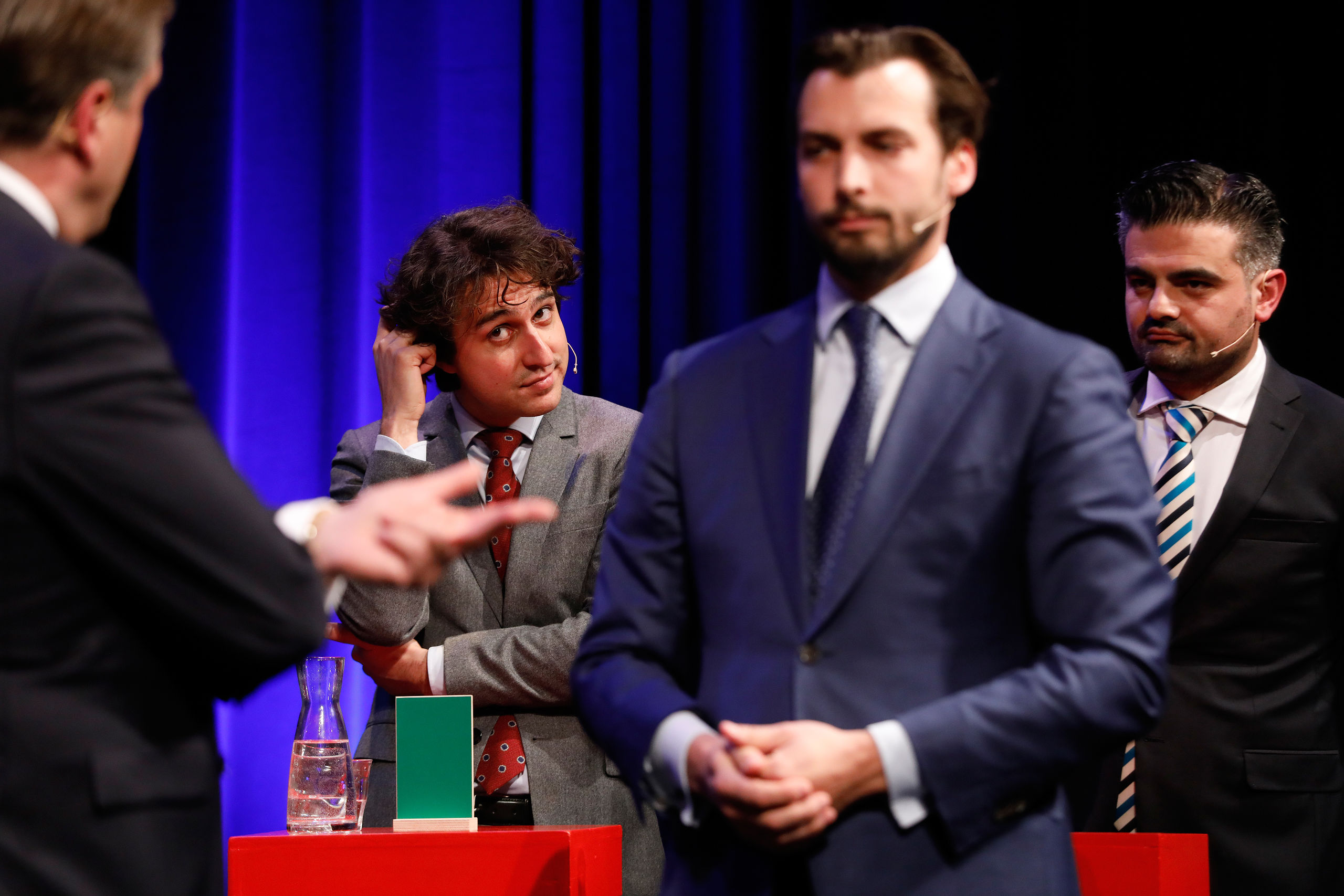 De lijsttrekkers Jesse Klaver (GroenLinks) en Tunahan Kuzu (DENK) luisteren naar Thierry Baudet (Forum voor Democratie) en Alexander Pechtold (D66) tijdens het debat in De Balie in Amsterdam over de toekomst van de stad en de aanstaande gemeenteraadsverkiezingen.