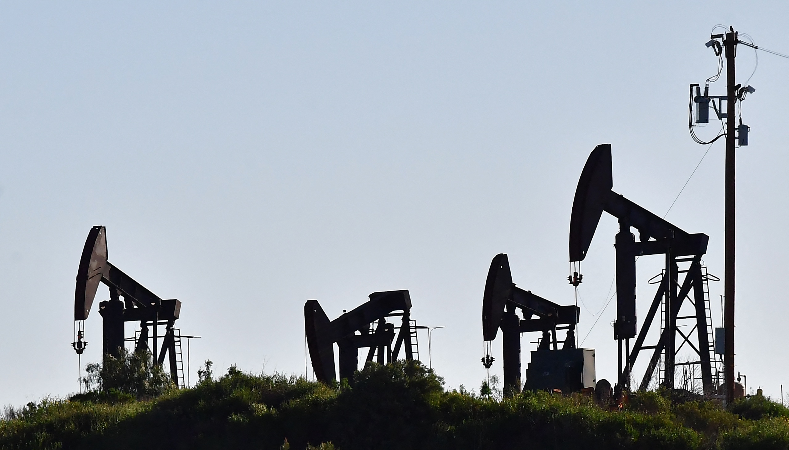 Nadat de gasprijs al flink daalde de afgelopen tijd, is nu hetzelfde te zien op de markt voor olie. Door de angst dat er steeds minder olie wordt gebruikt, zakte de prijs van een vat West Texas Intermediate (WTI) olie onder de 85 dollar. 