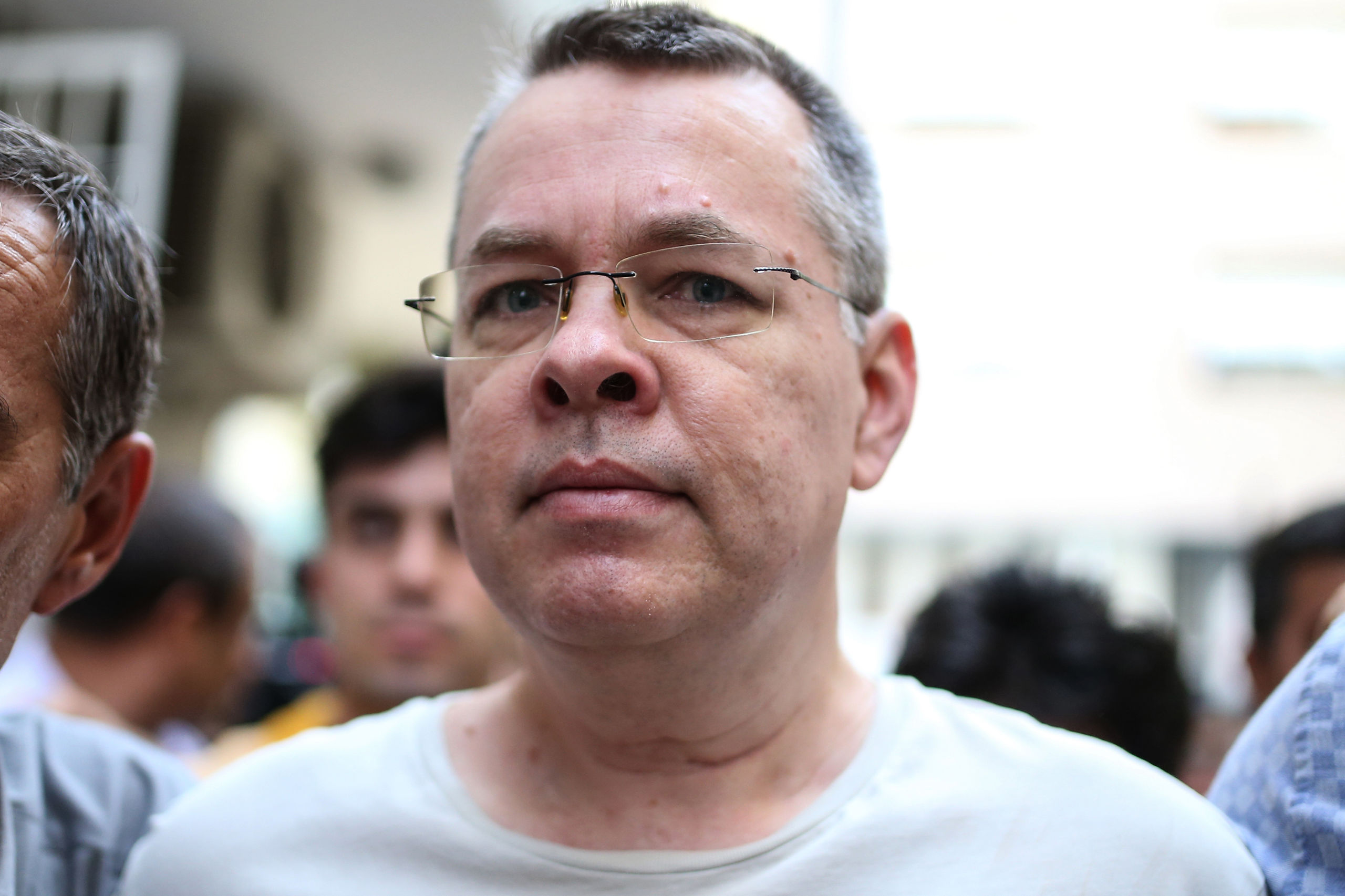 De Amerikaanse predikant Andrew Brunson wordt onder politiebegeleiding uit zijn huis geleid in het Turkse Izmir.
