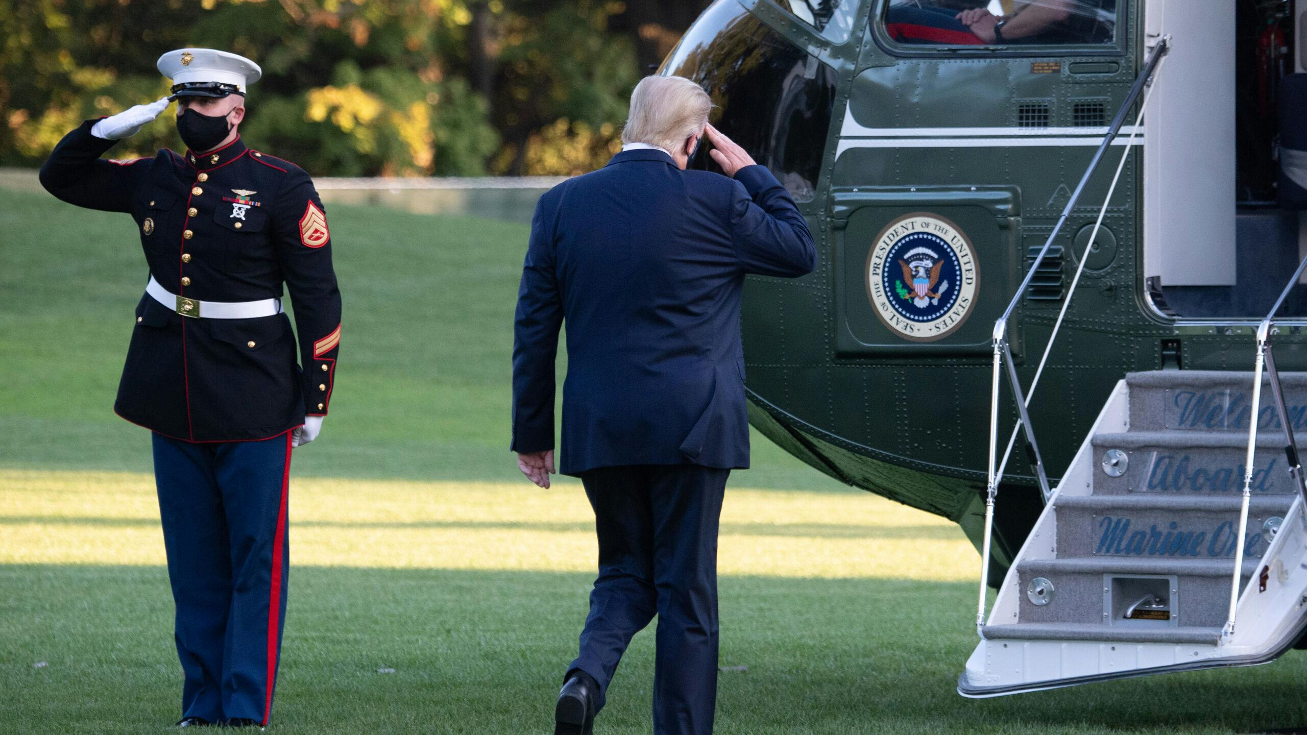 De Amerikaanse president Donald Trump voordat hij in de helikopter stapt onderweg naar het ziekenhuis.