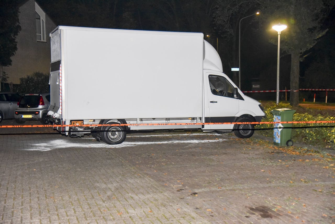 2018-10-10 02:19:02 NIJMEGEN - De politie doet onderzoek naar een drugslozing aan de Weezenhof in Nijmegen. Een vrachtwagen heeft daar een chemische stof gelekt, waarschijnlijk restafval van een drugslab. ANP GINOPRESS
