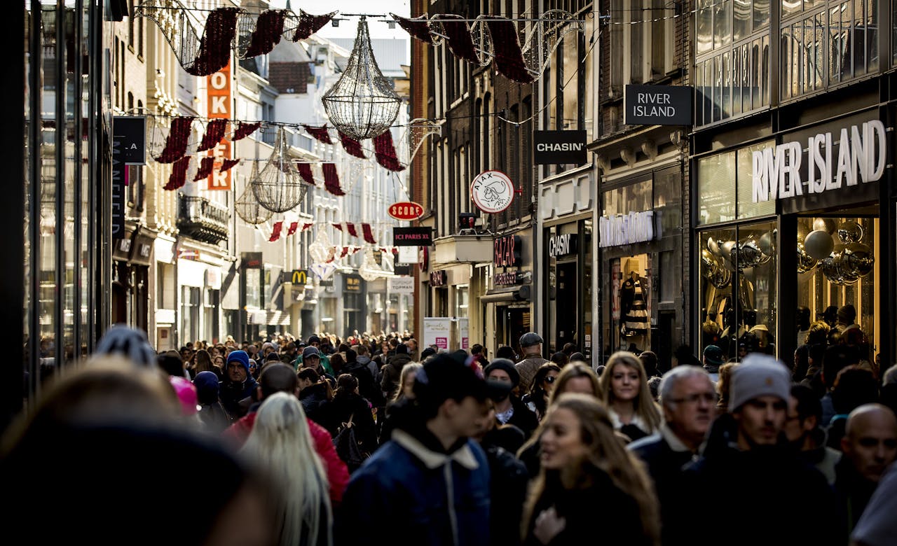 Winkelend publiek in de Kalverstraat op Black Friday in het centrum van Amsterdam. Het koopweekend van het jaar is typisch Amerikaans, maar waait nu ook over naar Nederland.