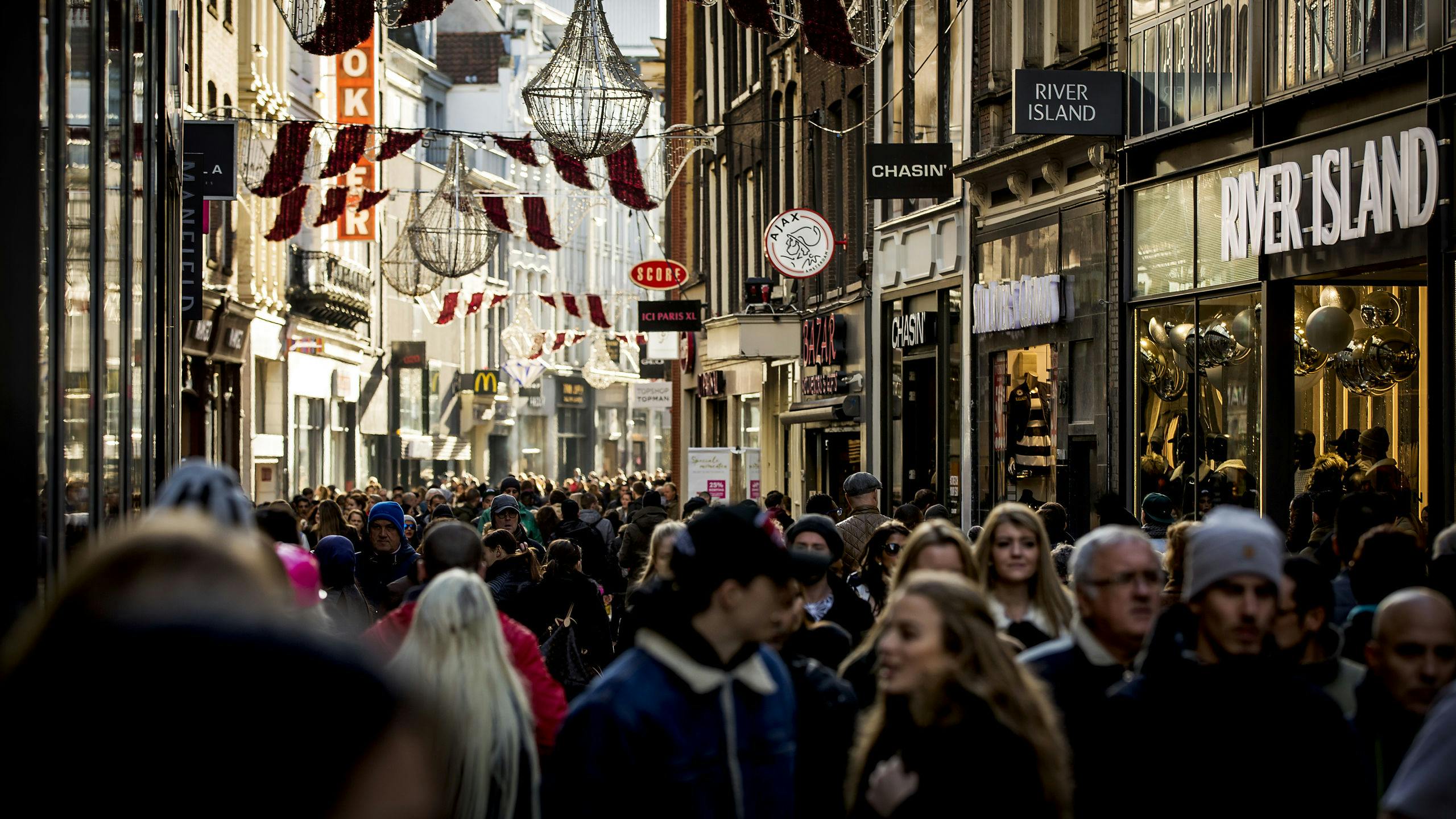 Winkelend publiek in de Kalverstraat op Black Friday in het centrum van Amsterdam. Het koopweekend van het jaar is typisch Amerikaans, maar waait nu ook over naar Nederland. 