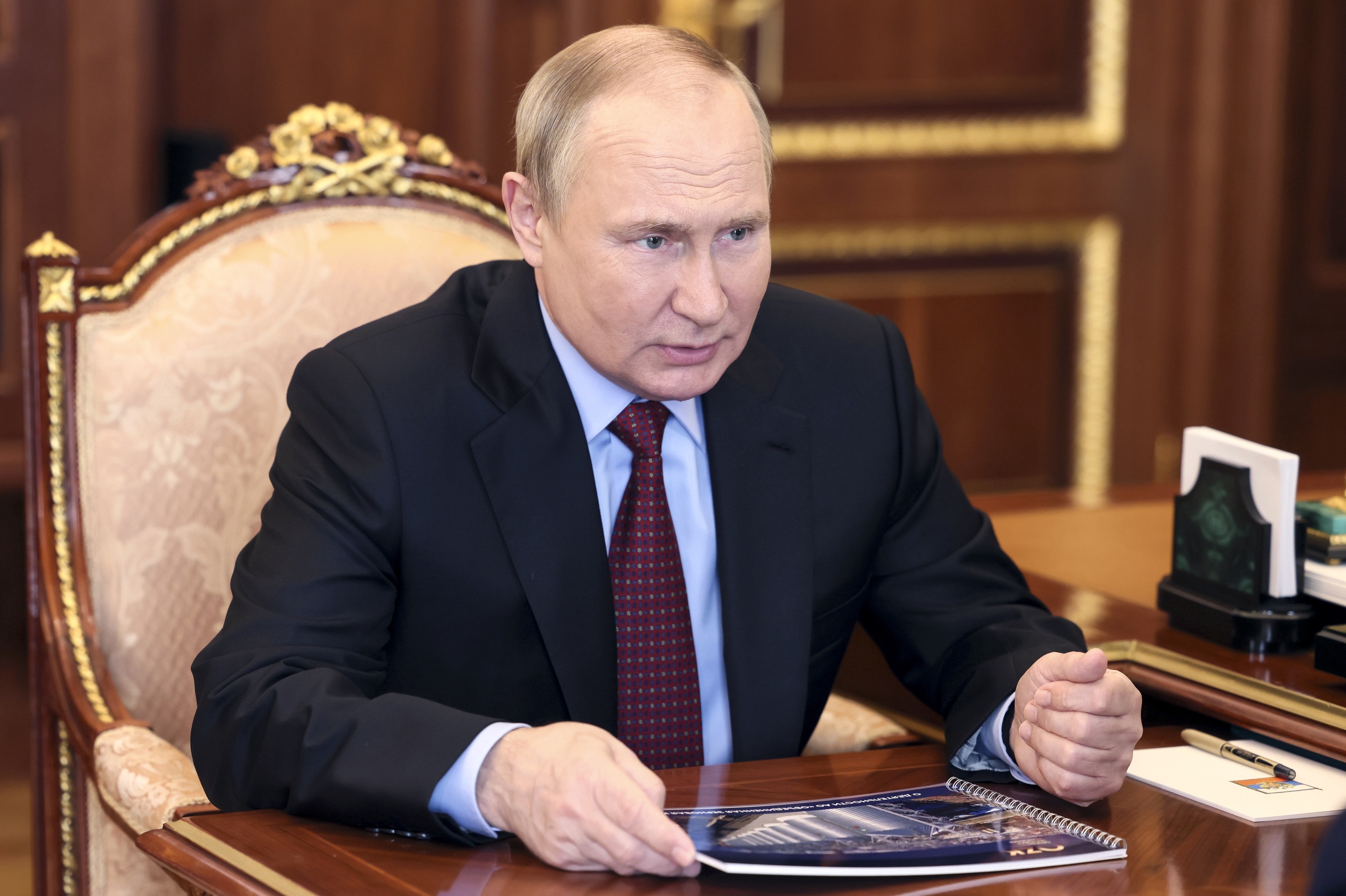 Voordat de wetten geldig zijn, moet president Vladimir Poetin zijn handtekening er nog onder zetten, al is dit slechts een formaliteit.