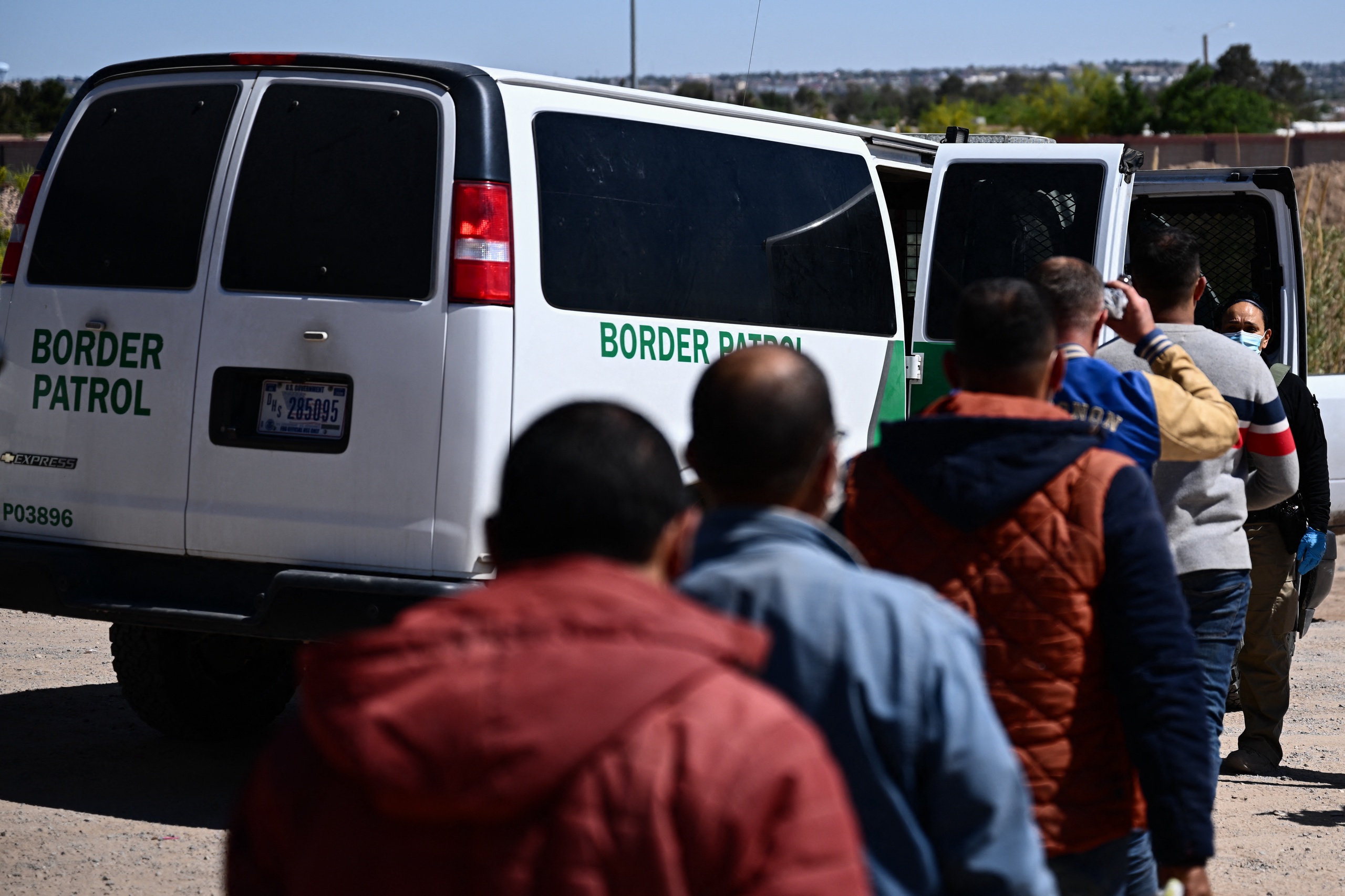 More than 24,000 agents are being mobilized in the United States along the border with Mexico due to an expected increase in migrants from the south.  At midnight US time, a measure that has allowed US authorities to deport millions of migrants who have crossed the border illegally expires.