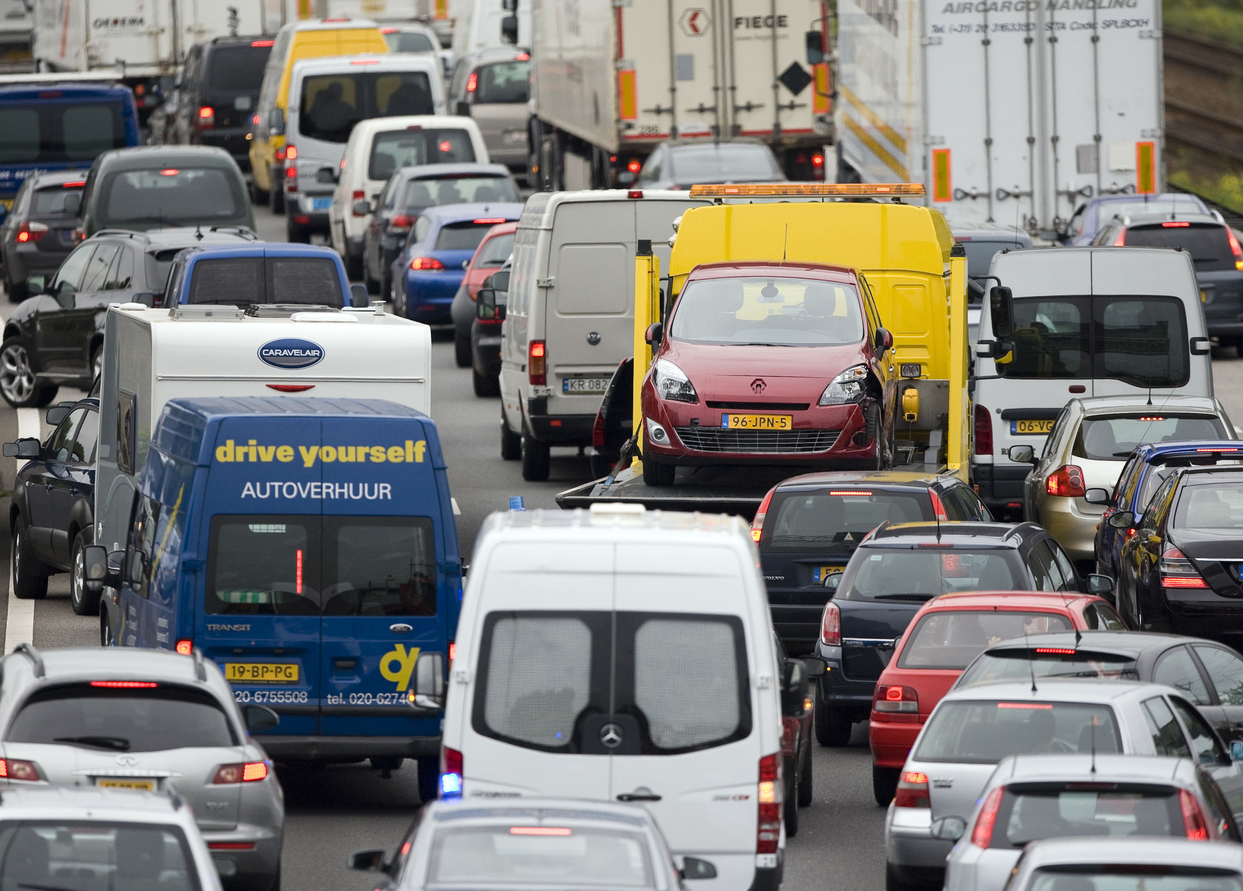 De maximumsnelheid terugbrengen naar 100 kilometer per uur met alleen het vervangen van borden, zonder meer controles, is geen slimme maatregel.