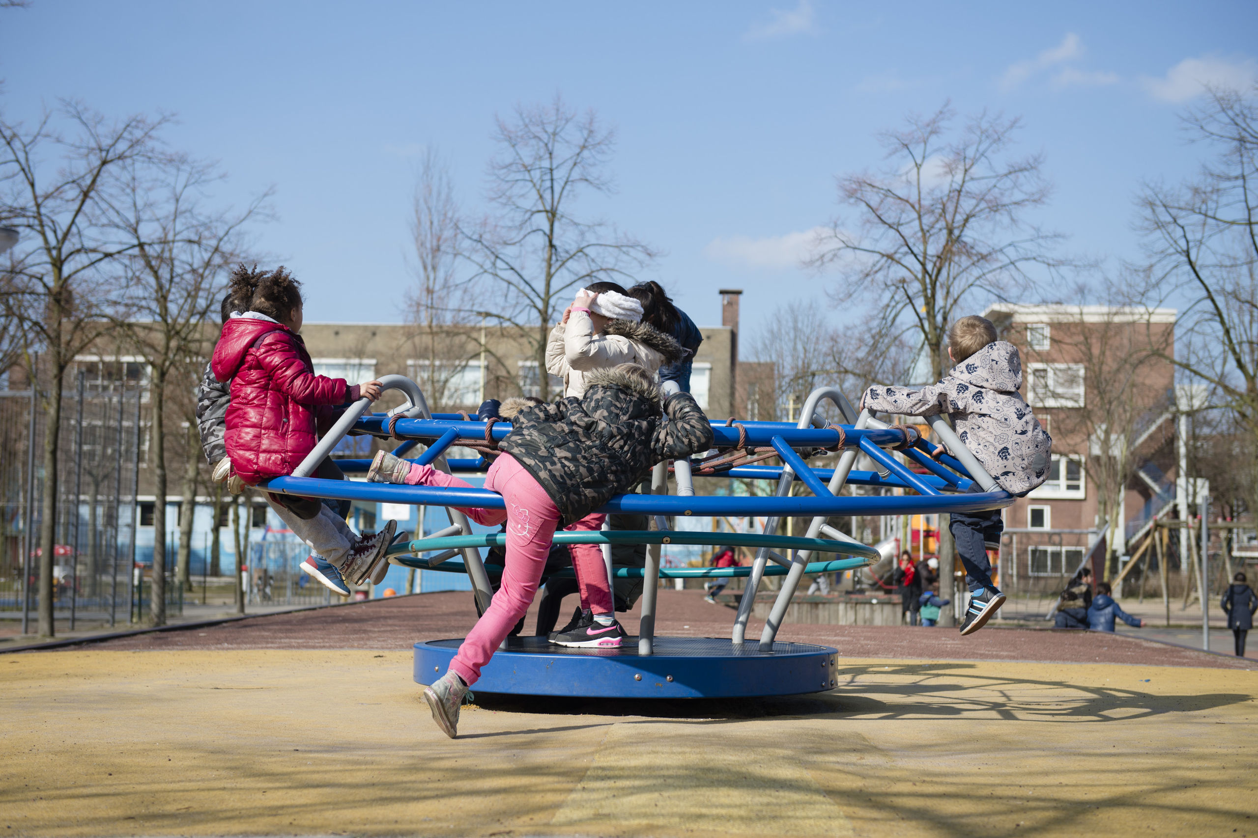 2016-03-16 00:00:00 ROTTERDAM-DELFSHAVEN - Spelende kinderen op plein 1943 in Delfshaven. ANP MARIEKE ODEKERKEN