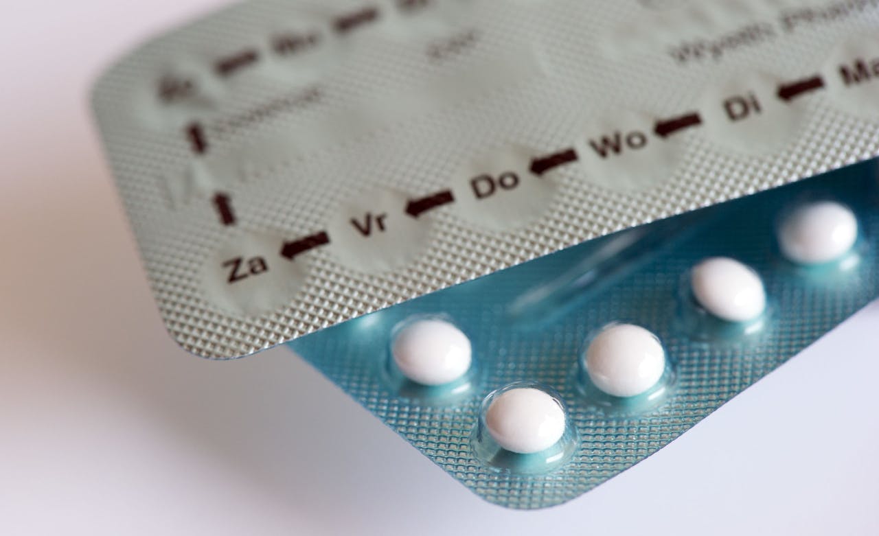 2010-06-23 00:00:00 ZOETERMEER - Bezuinigingen in de zorg. De anticonceptiepil voor vrouwen ouder dan 21 jaar verdwijnt uit het basispakket. Dit is een van de maatregelen, waarmee het demissionaire kabinet greep wil houden op de stijgende kosten in de gezondheidszorg. De wijzigingen gelden vanaf volgend jaar. ANP XTRA LEX VAN LIESHOUT
