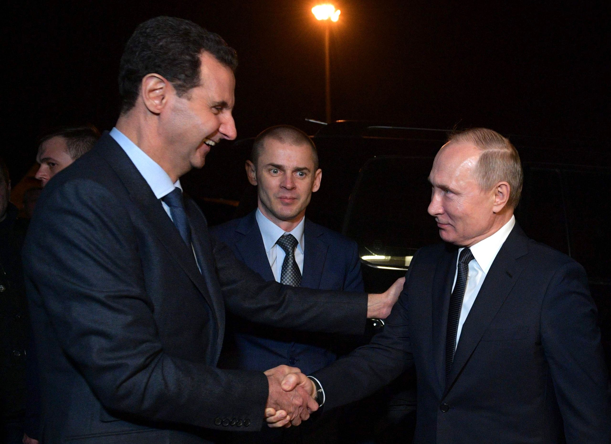 De Rusissche president Poetin schudt de hand van de Syrische president Bashar al-Assad Alexey